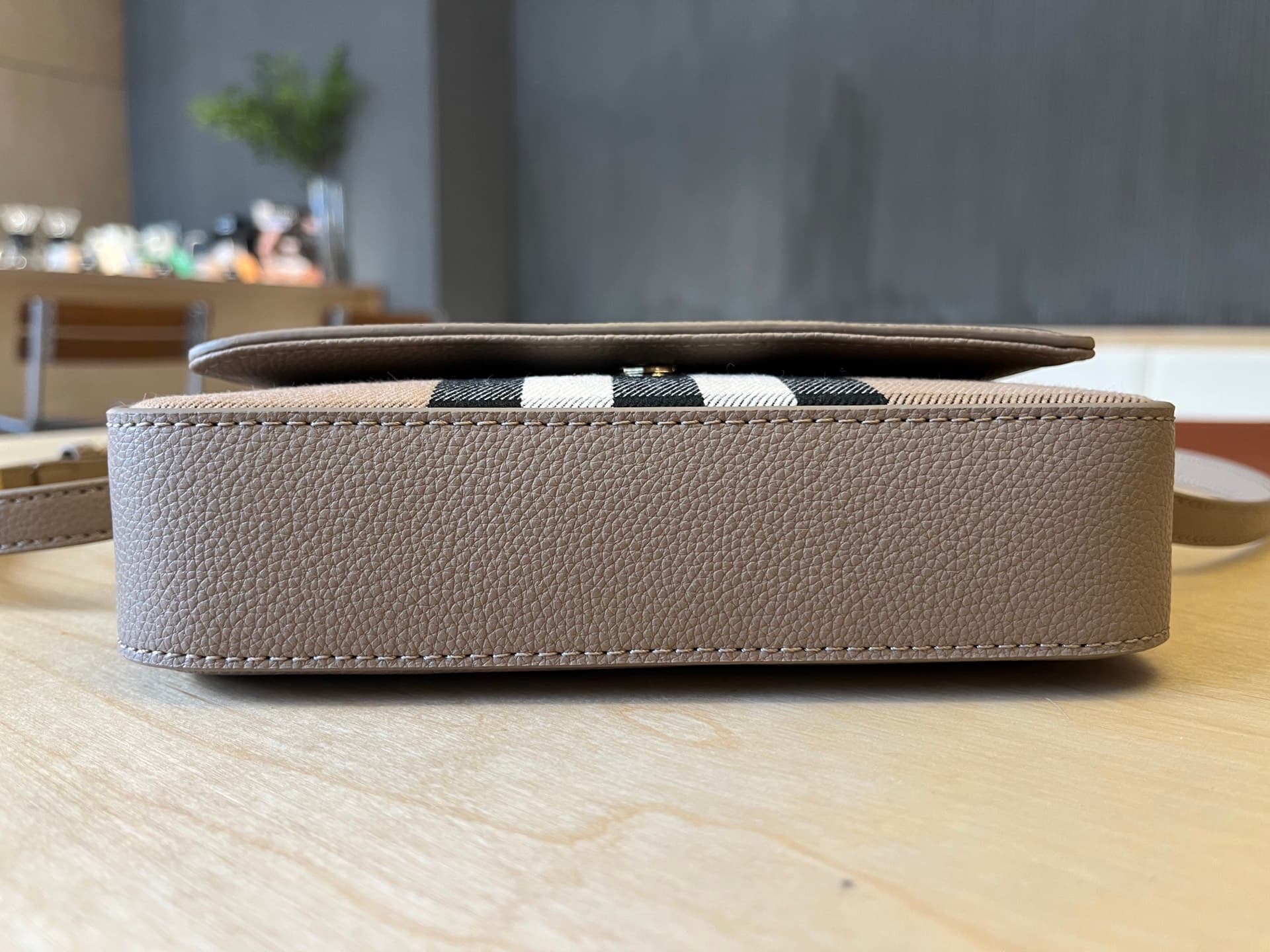 C76 B🔥🔥B’s exquisite sling bag is made from Italian tanned grain leather and Vintage retro pattern panels. 😁😁 It can be worn on one shoulder, slung over the body, or turned into a handbag style. 21 x 4.5 x 12.5cm, 6606 — image 6
