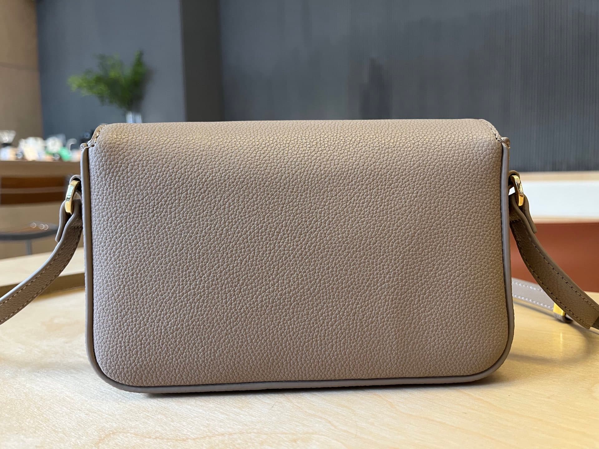 C76 B🔥🔥B’s exquisite sling bag is made from Italian tanned grain leather and Vintage retro pattern panels. 😁😁 It can be worn on one shoulder, slung over the body, or turned into a handbag style. 21 x 4.5 x 12.5cm, 6606 — image 3
