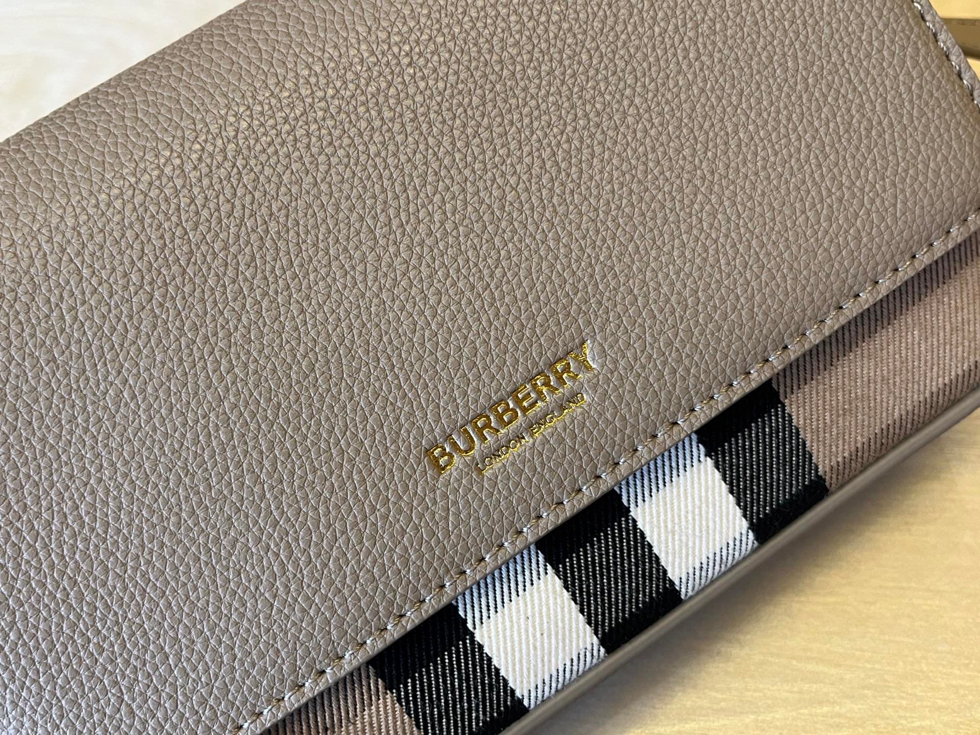 C76 B🔥🔥B’s exquisite sling bag is made from Italian tanned grain leather and Vintage retro pattern panels. 😁😁 It can be worn on one shoulder, slung over the body, or turned into a handbag style. 21 x 4.5 x 12.5cm, 6606 — image 4
