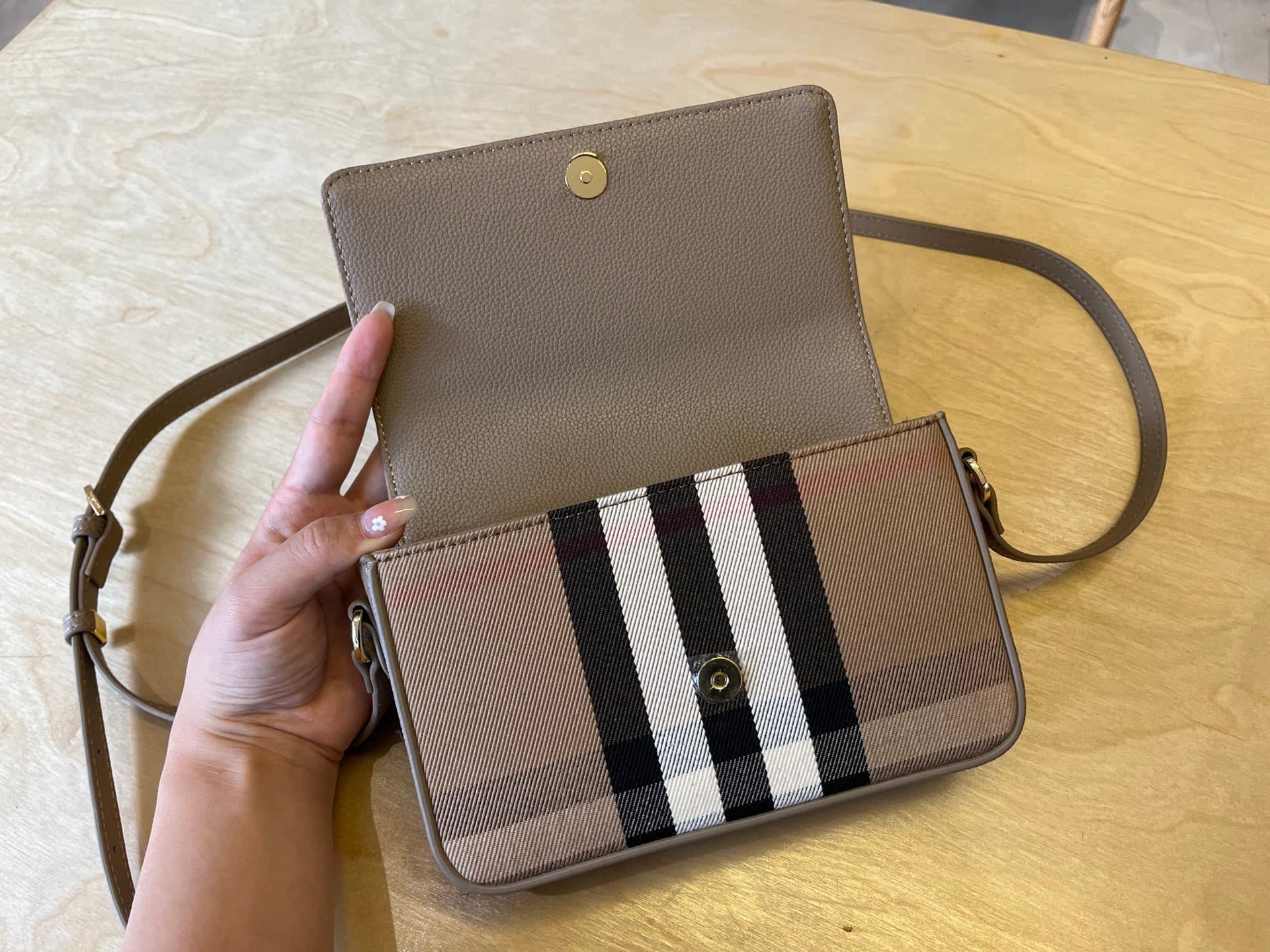 C76 B🔥🔥B’s exquisite sling bag is made from Italian tanned grain leather and Vintage retro pattern panels. 😁😁 It can be worn on one shoulder, slung over the body, or turned into a handbag style. 21 x 4.5 x 12.5cm, 6606 — image 7