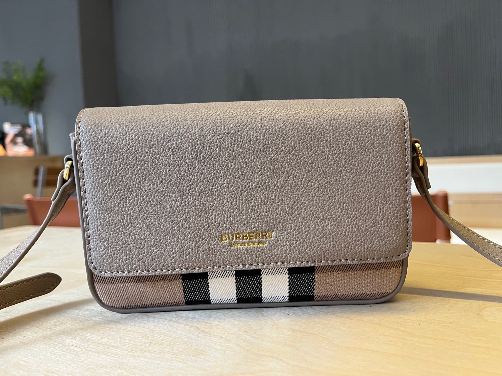 C76 B🔥🔥B’s exquisite sling bag is made from Italian tanned grain leather and Vintage retro pattern panels. 😁😁 It can be worn on one shoulder, slung over the body, or turned into a handbag style. 21 x 4.5 x 12.5cm, 6606 — image 2