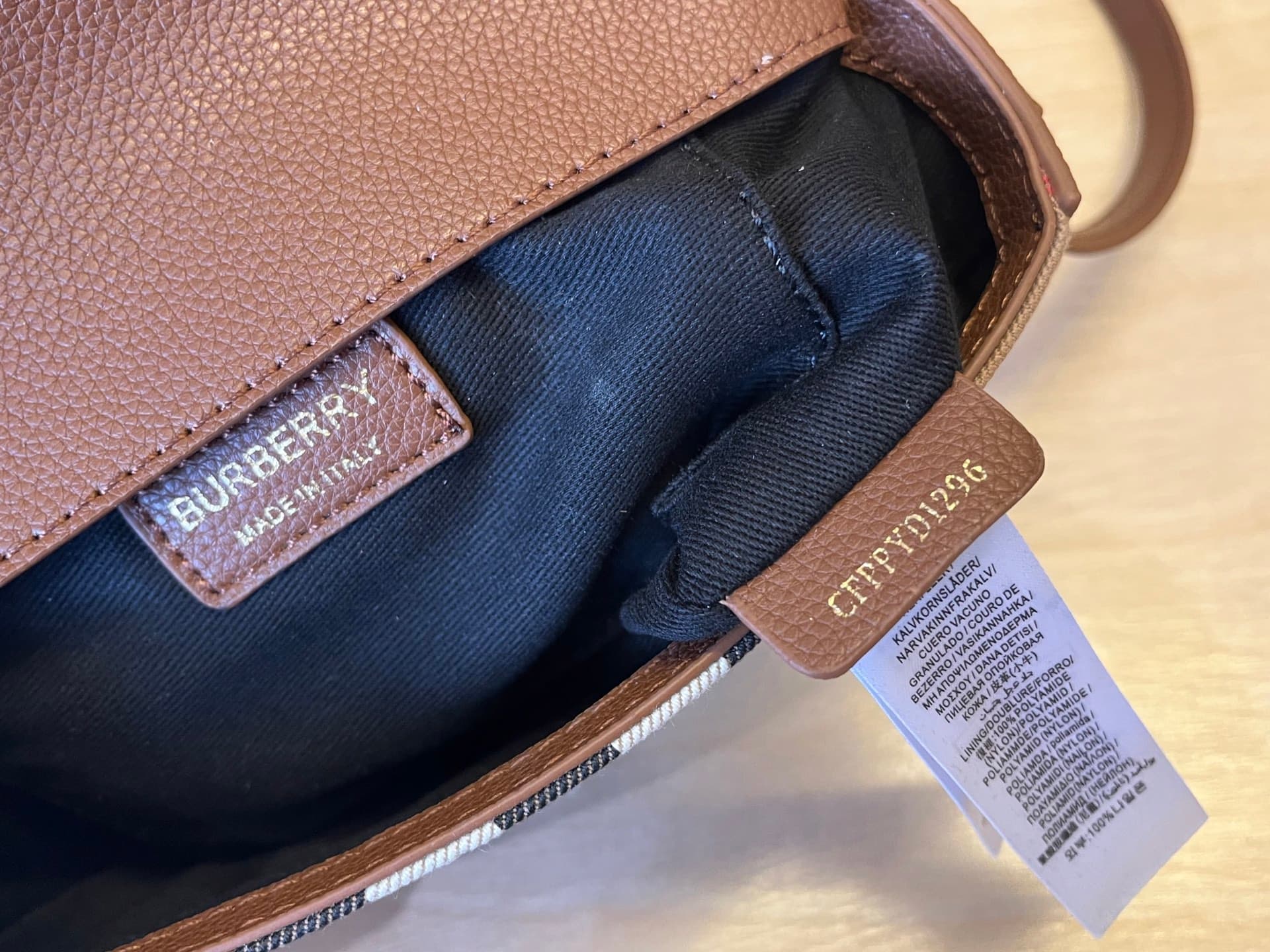 C75 B🔥🔥B’s exquisite vintage/retro backpack is made from Italian tanned grain leather and Vintage retro patterned panels. 😁😁 It can be worn on one shoulder, slung over the shoulder, or transformed into a handbag style. 21 x 4.5 x 12.5cm, 6606 — image 8