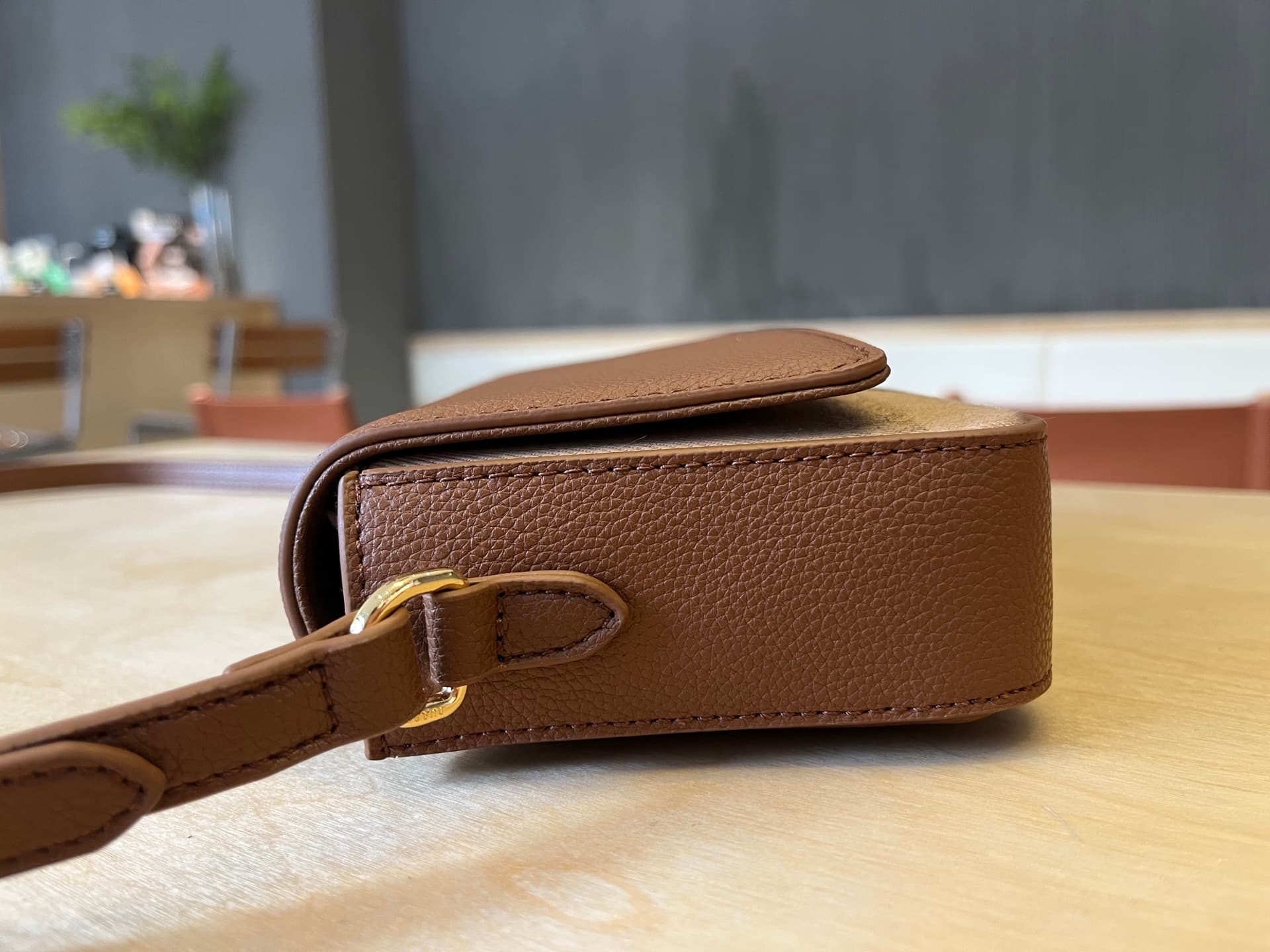C75 B🔥🔥B’s exquisite vintage/retro backpack is made from Italian tanned grain leather and Vintage retro patterned panels. 😁😁 It can be worn on one shoulder, slung over the shoulder, or transformed into a handbag style. 21 x 4.5 x 12.5cm, 6606 — image 4