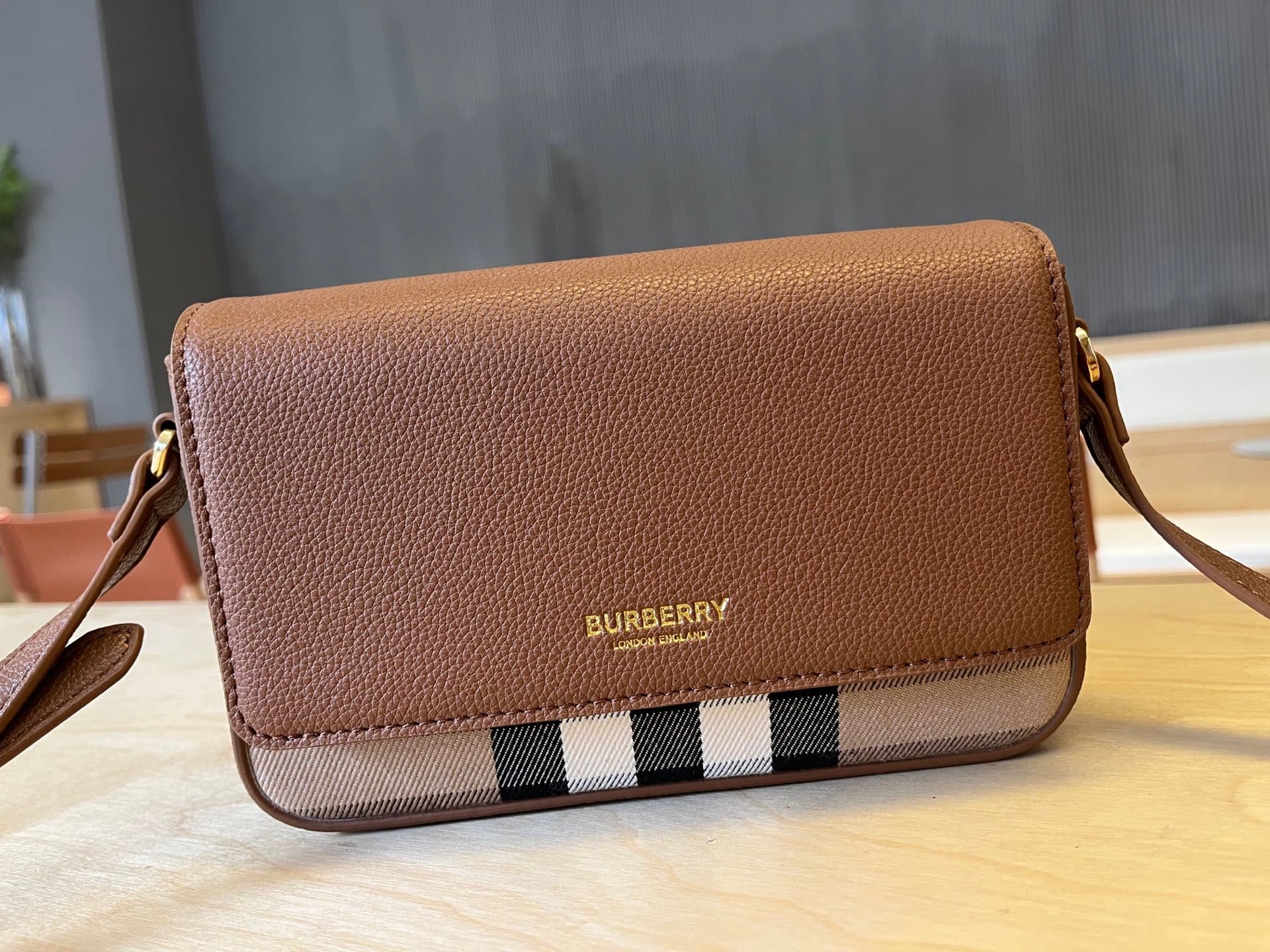 C75 B🔥🔥B’s exquisite vintage/retro backpack is made from Italian tanned grain leather and Vintage retro patterned panels. 😁😁 It can be worn on one shoulder, slung over the shoulder, or transformed into a handbag style. 21 x 4.5 x 12.5cm, 6606 — image 2