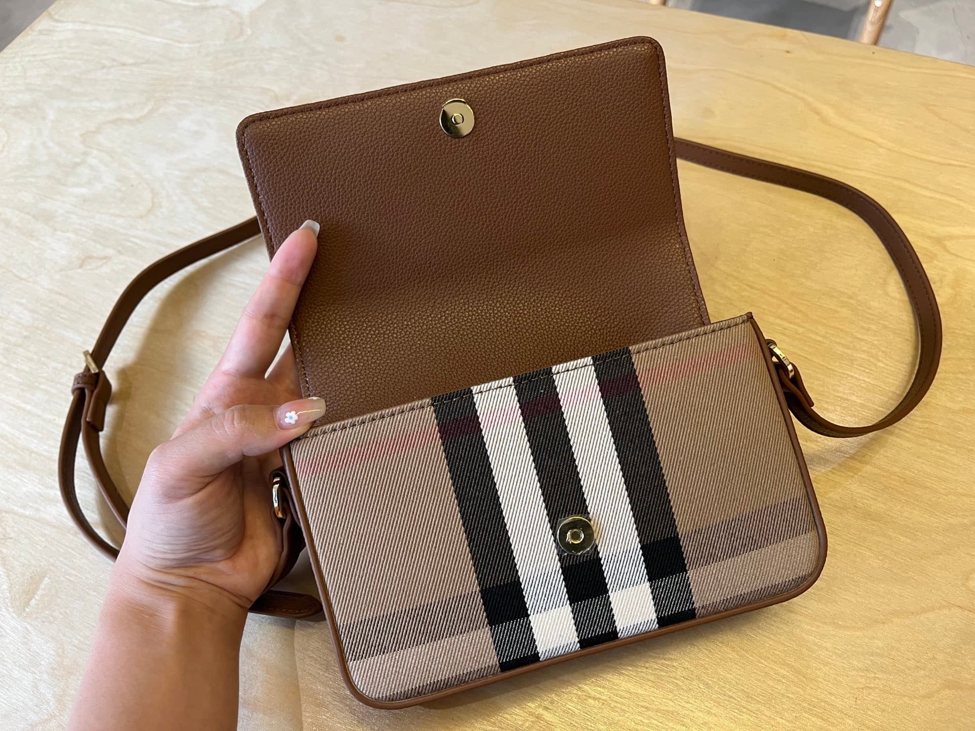C75 B🔥🔥B’s exquisite vintage/retro backpack is made from Italian tanned grain leather and Vintage retro patterned panels. 😁😁 It can be worn on one shoulder, slung over the shoulder, or transformed into a handbag style. 21 x 4.5 x 12.5cm, 6606 — image 7