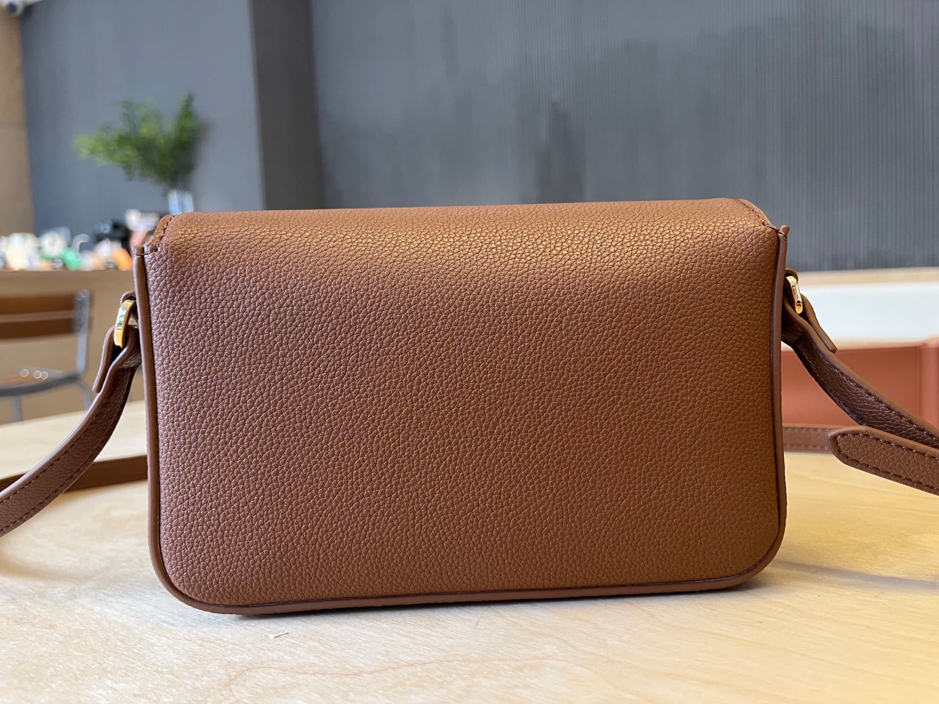 C75 B🔥🔥B’s exquisite vintage/retro backpack is made from Italian tanned grain leather and Vintage retro patterned panels. 😁😁 It can be worn on one shoulder, slung over the shoulder, or transformed into a handbag style. 21 x 4.5 x 12.5cm, 6606 — image 3