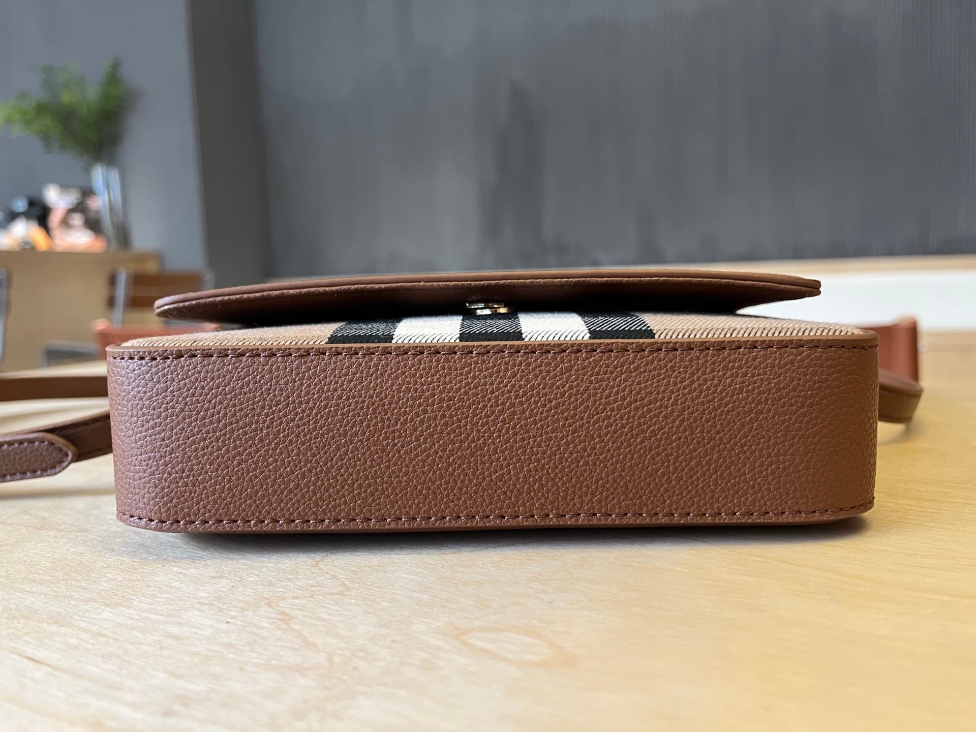 C75 B🔥🔥B’s exquisite vintage/retro backpack is made from Italian tanned grain leather and Vintage retro patterned panels. 😁😁 It can be worn on one shoulder, slung over the shoulder, or transformed into a handbag style. 21 x 4.5 x 12.5cm, 6606 — image 5