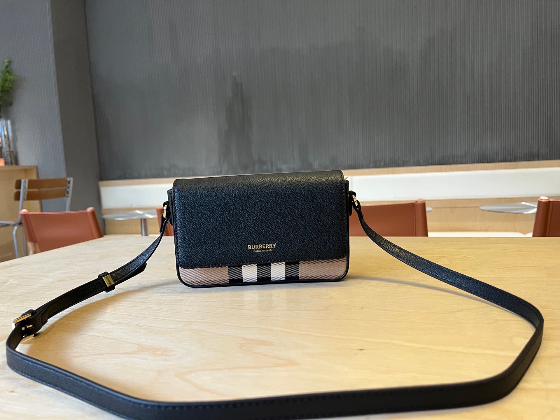 C74 B🔥🔥B’s exquisite sling bag is made from Italian tanned grain leather and Vintage retro patterned panels. 😁😁 It can be worn on one shoulder, slung over the body, or turned into a handbag style. 21 x 4.5 x 12.5cm, 6606 — image 1