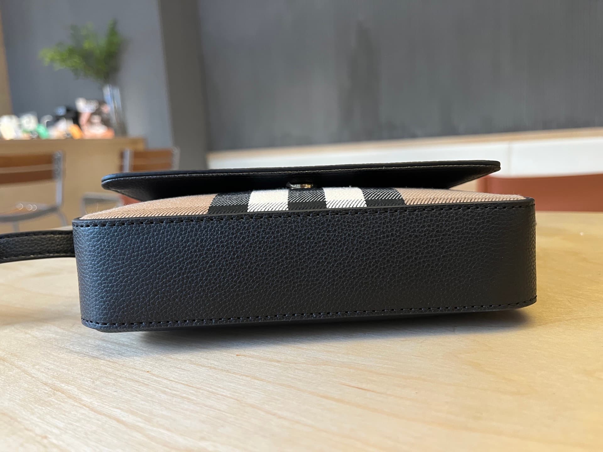 C74 B🔥🔥B’s exquisite sling bag is made from Italian tanned grain leather and Vintage retro patterned panels. 😁😁 It can be worn on one shoulder, slung over the body, or turned into a handbag style. 21 x 4.5 x 12.5cm, 6606 — image 4