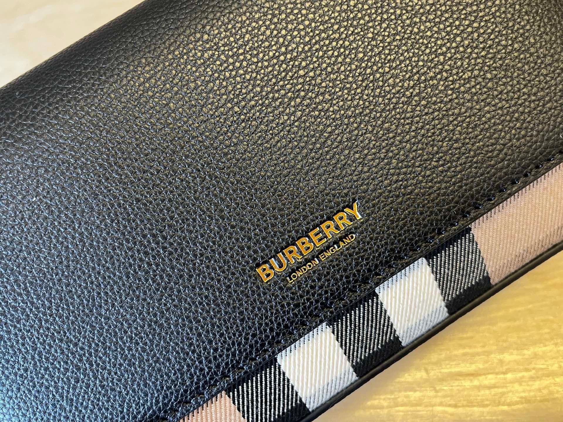 C74 B🔥🔥B’s exquisite sling bag is made from Italian tanned grain leather and Vintage retro patterned panels. 😁😁 It can be worn on one shoulder, slung over the body, or turned into a handbag style. 21 x 4.5 x 12.5cm, 6606 — image 6