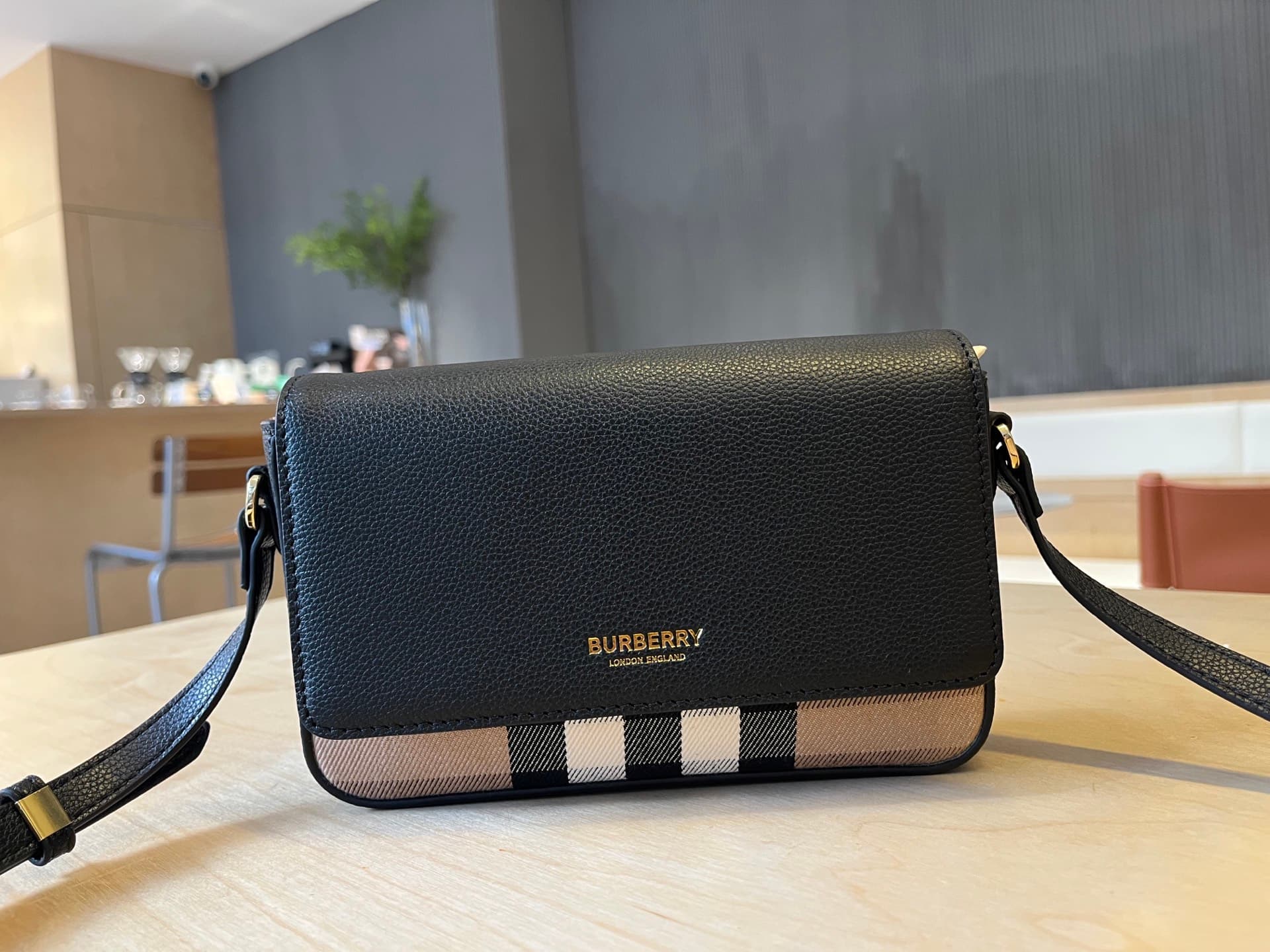 C74 B🔥🔥B’s exquisite sling bag is made from Italian tanned grain leather and Vintage retro patterned panels. 😁😁 It can be worn on one shoulder, slung over the body, or turned into a handbag style. 21 x 4.5 x 12.5cm, 6606 — image 2