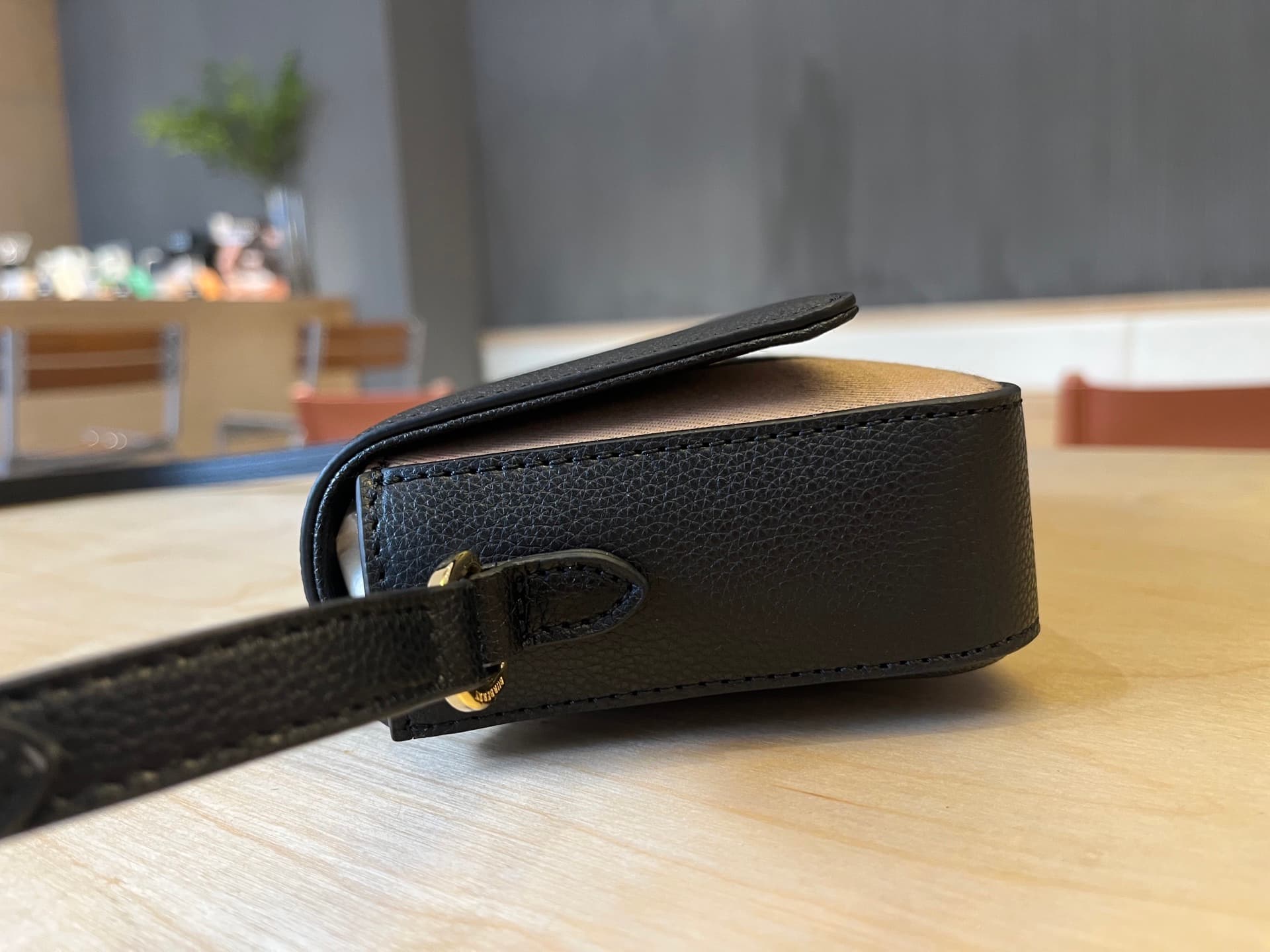 C74 B🔥🔥B’s exquisite sling bag is made from Italian tanned grain leather and Vintage retro patterned panels. 😁😁 It can be worn on one shoulder, slung over the body, or turned into a handbag style. 21 x 4.5 x 12.5cm, 6606 — image 5