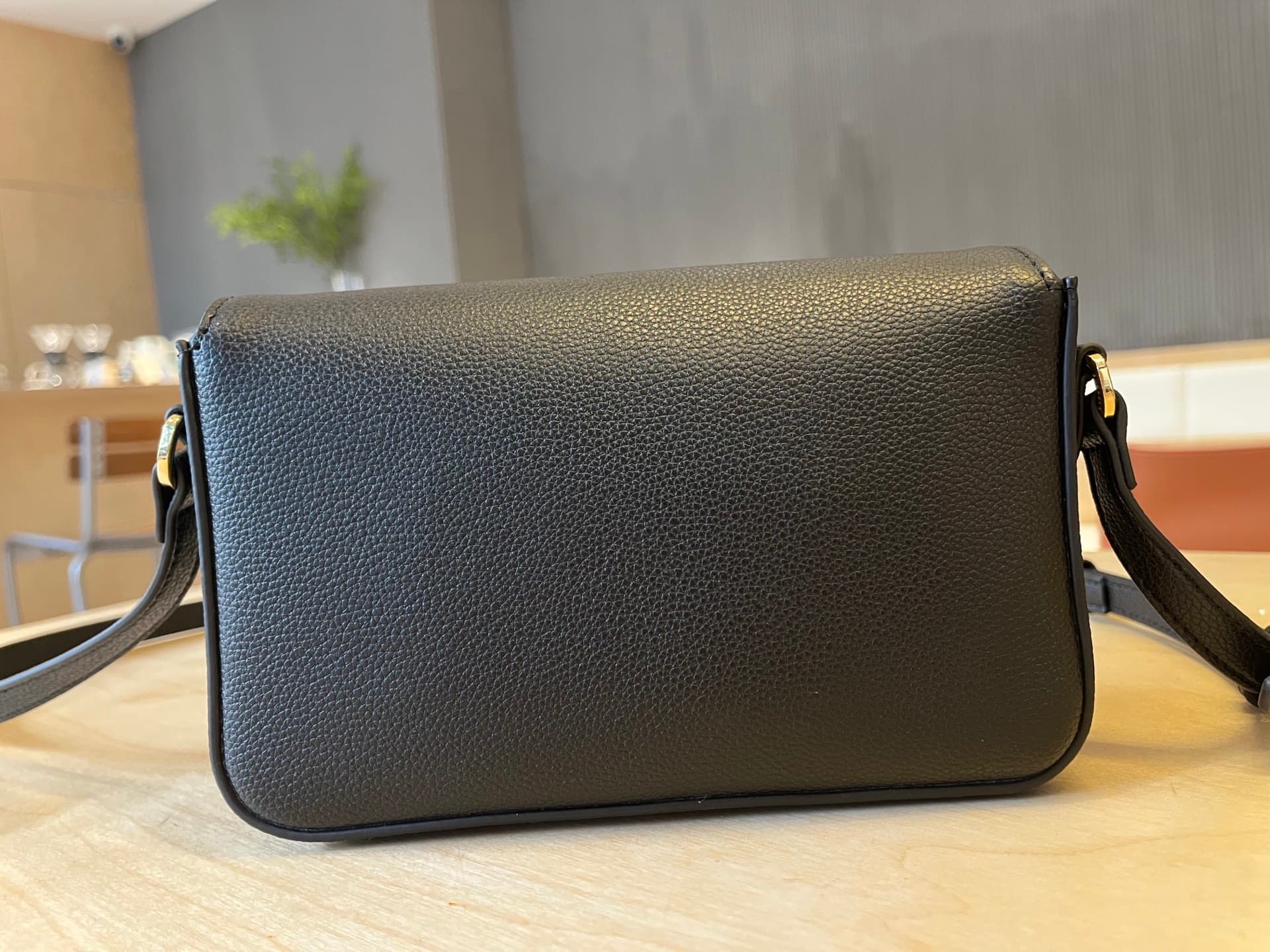 C74 B🔥🔥B’s exquisite sling bag is made from Italian tanned grain leather and Vintage retro patterned panels. 😁😁 It can be worn on one shoulder, slung over the body, or turned into a handbag style. 21 x 4.5 x 12.5cm, 6606 — image 3