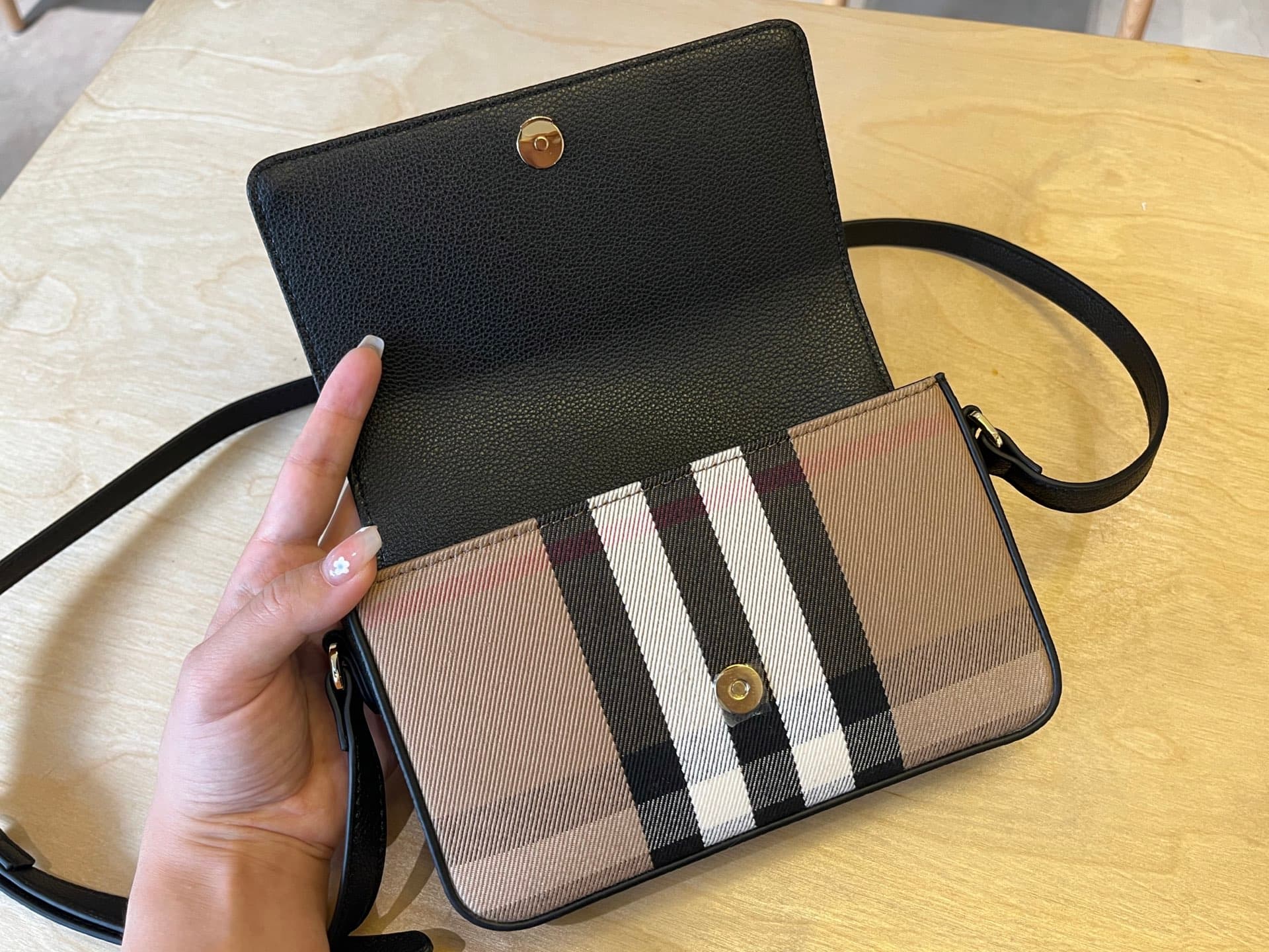 C74 B🔥🔥B’s exquisite sling bag is made from Italian tanned grain leather and Vintage retro patterned panels. 😁😁 It can be worn on one shoulder, slung over the body, or turned into a handbag style. 21 x 4.5 x 12.5cm, 6606 — image 7
