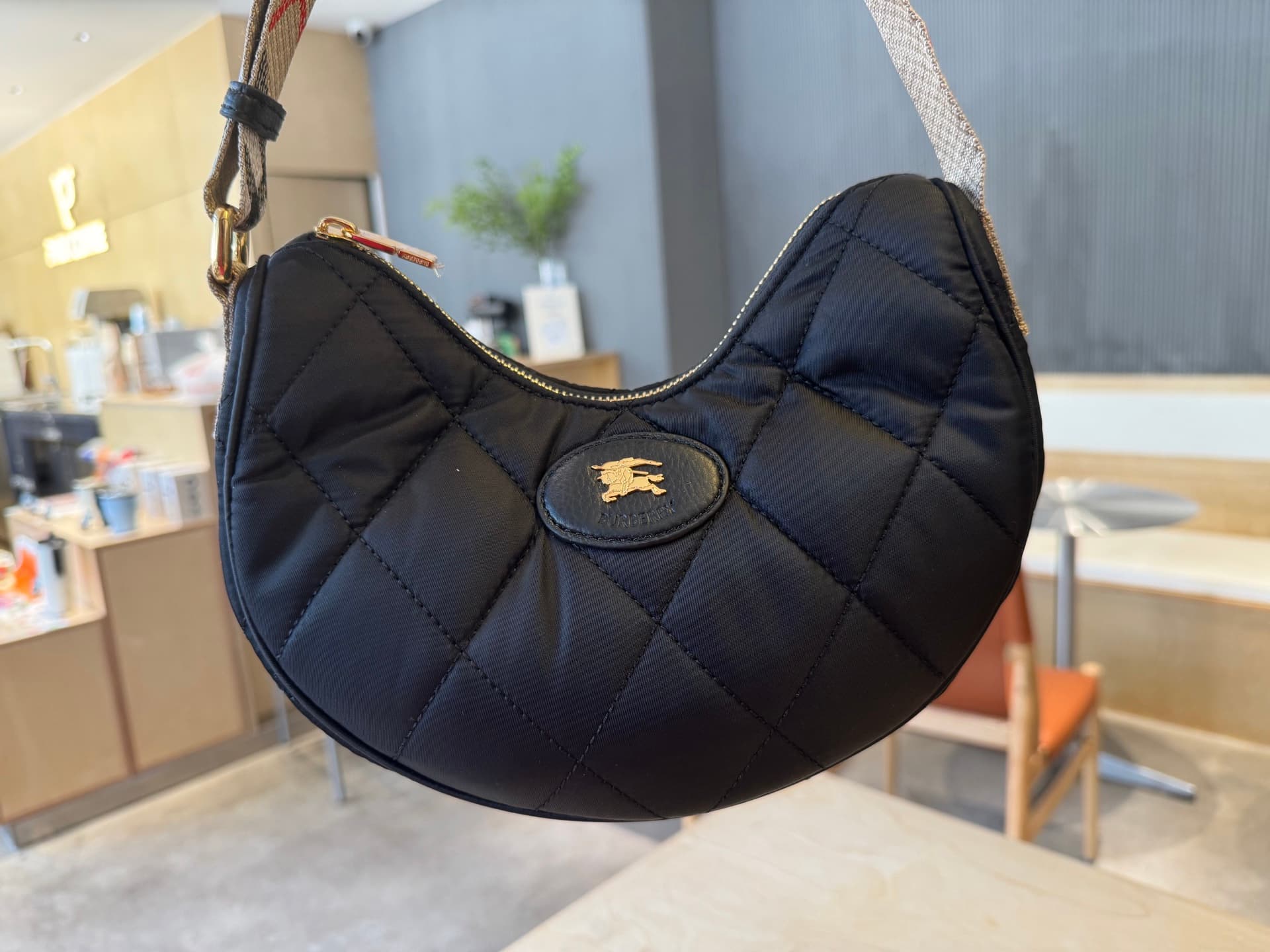 C44 [B’s top-tier original products] Slanted backpack, inspired by the elegance of English countryside. Made from quilted nylon blend fabric, adorned with fine-broken Bur pattern in the new season’s colors. Features leather trim and a knight’s seal in the — image 7