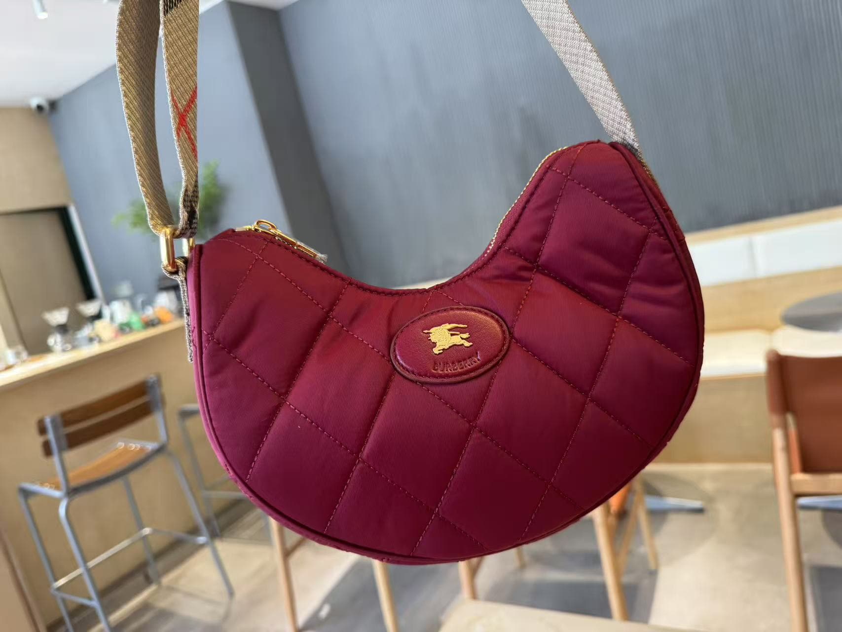 C45 [BBrand’s Premium Original Items] Slanted backpack, inspired by the elegance of English countryside. Made from quilted nylon blend fabric, adorned with fine-broken Bur pattern in the new season’s color scheme. Features leather trim and a knight’s seal — image 4
