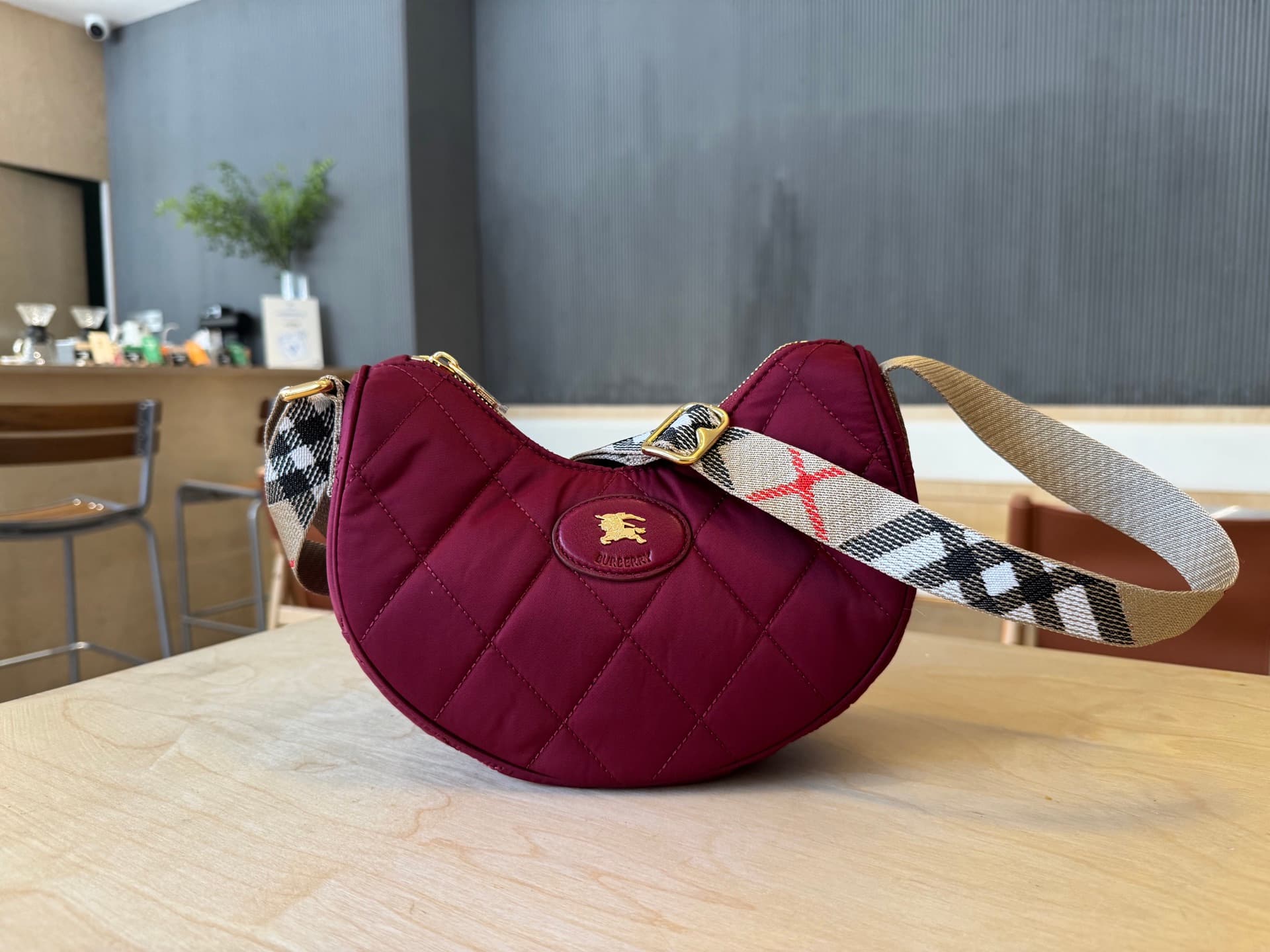C45 [BBrand’s Premium Original Items] Slanted backpack, inspired by the elegance of English countryside. Made from quilted nylon blend fabric, adorned with fine-broken Bur pattern in the new season’s color scheme. Features leather trim and a knight’s seal — image 1