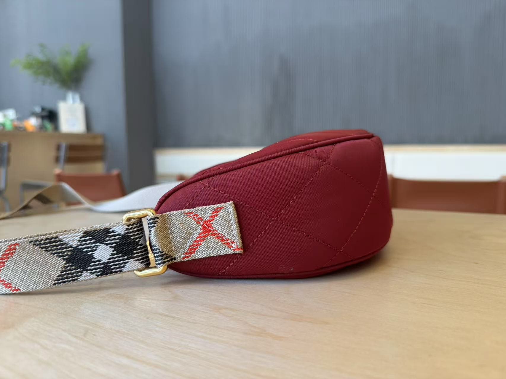 C45 [BBrand’s Premium Original Items] Slanted backpack, inspired by the elegance of English countryside. Made from quilted nylon blend fabric, adorned with fine-broken Bur pattern in the new season’s color scheme. Features leather trim and a knight’s seal — image 5