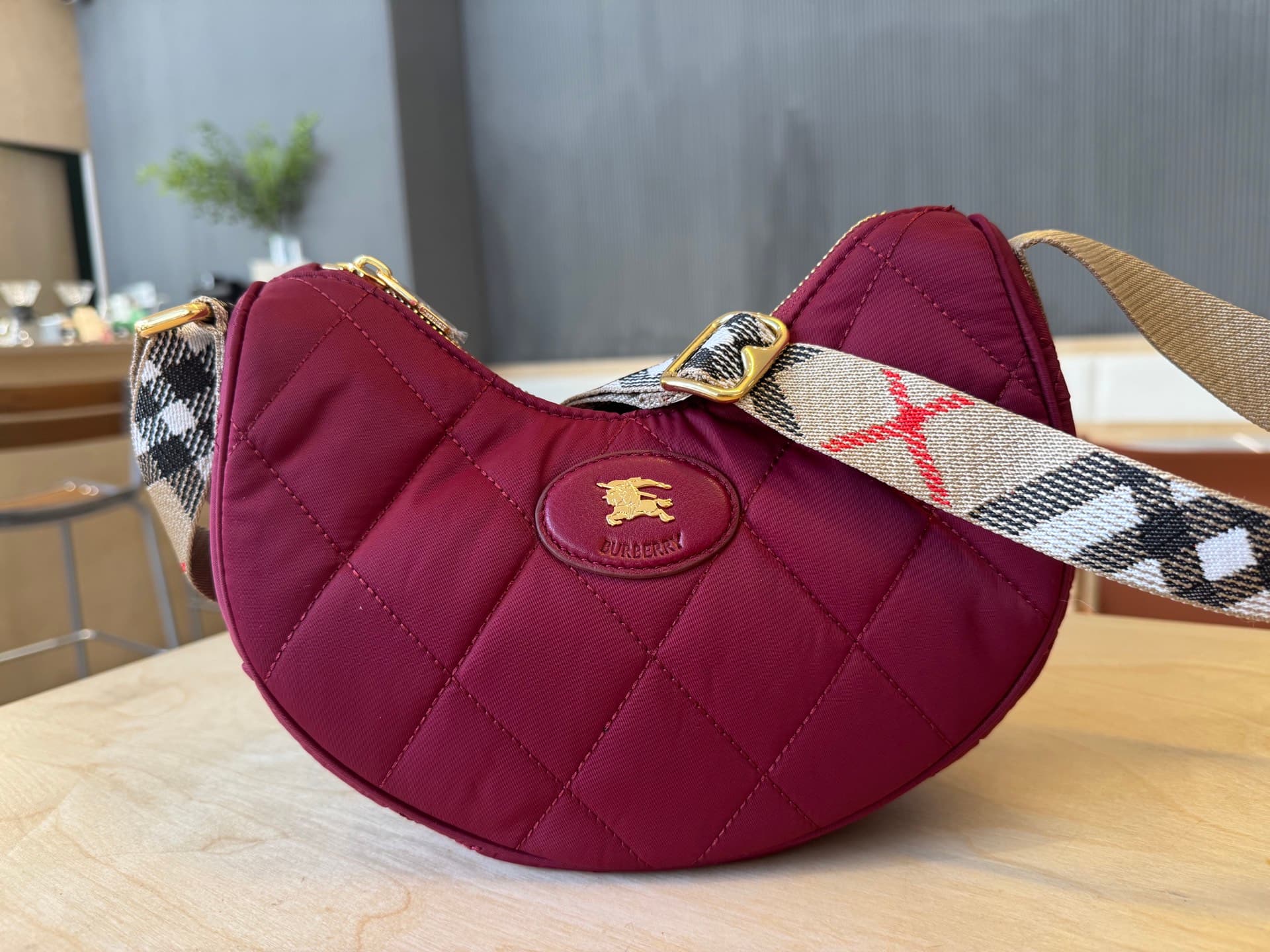 C45 [BBrand’s Premium Original Items] Slanted backpack, inspired by the elegance of English countryside. Made from quilted nylon blend fabric, adorned with fine-broken Bur pattern in the new season’s color scheme. Features leather trim and a knight’s seal — image 2