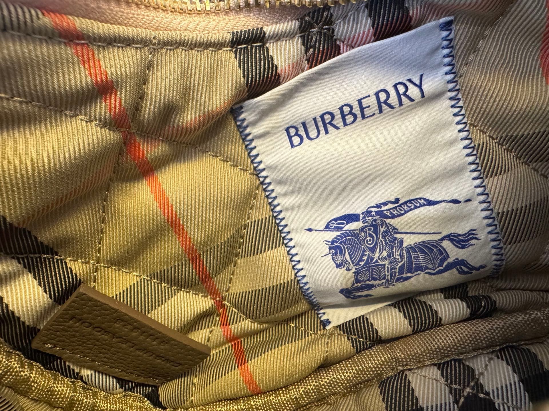 C46 [B’s top-tier original products] Slanted backpack, inspired by the elegance of English countryside. Made from quilted nylon blend fabric, it features fine-broken Bur pattern in the new season’s colors. It also includes leather trim and a rider’s seal  — image 8
