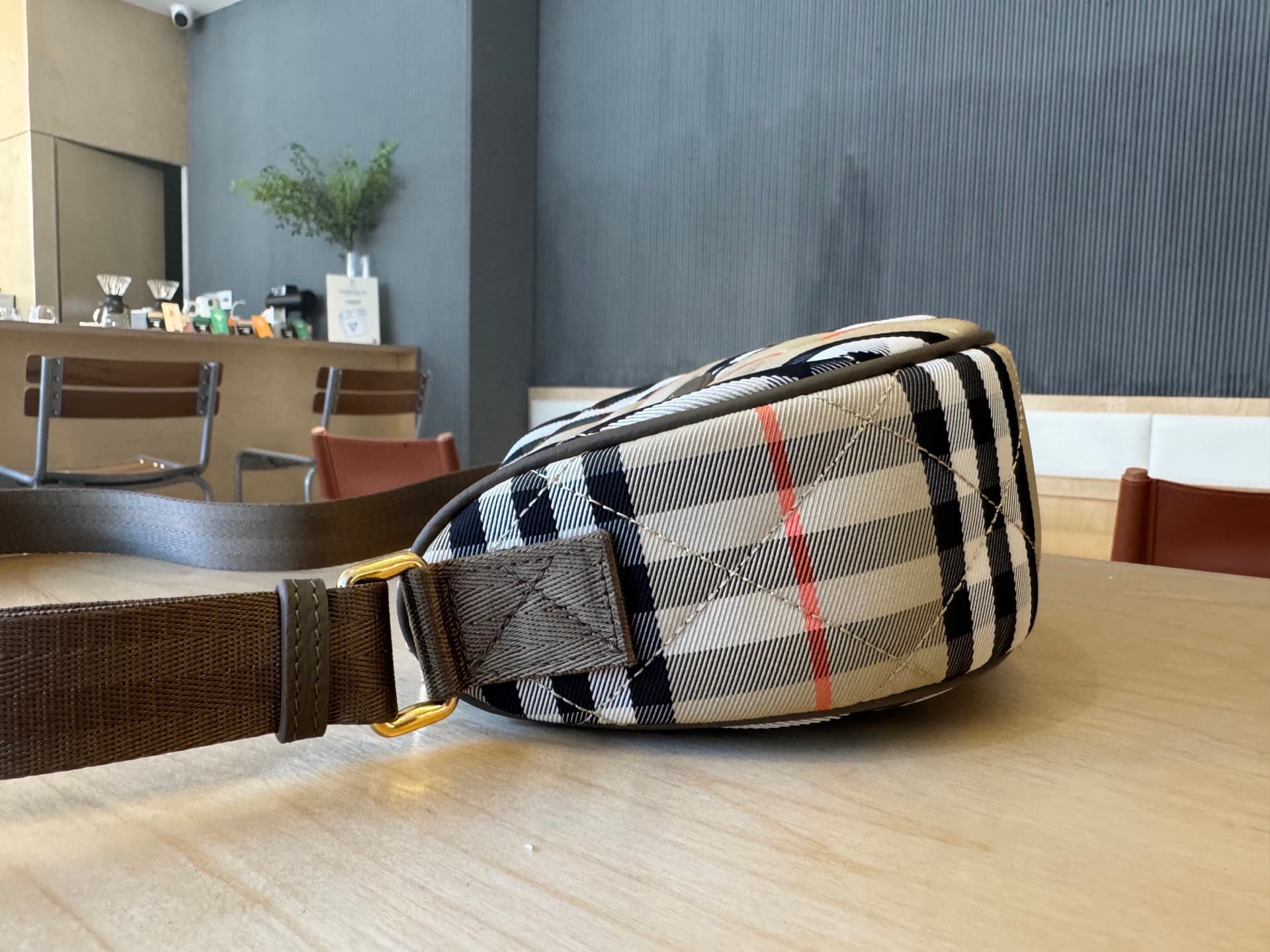 C46 [B’s top-tier original products] Slanted backpack, inspired by the elegance of English countryside. Made from quilted nylon blend fabric, it features fine-broken Bur pattern in the new season’s colors. It also includes leather trim and a rider’s seal  — image 6