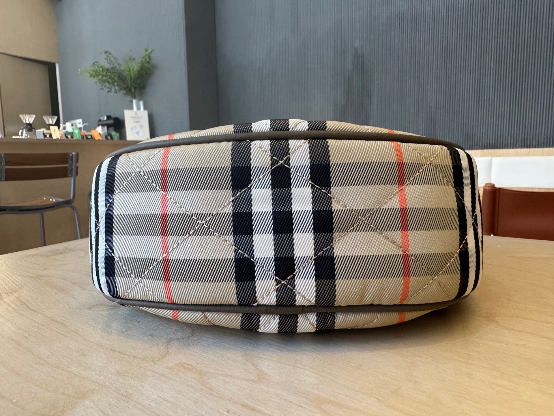 C46 [B’s top-tier original products] Slanted backpack, inspired by the elegance of English countryside. Made from quilted nylon blend fabric, it features fine-broken Bur pattern in the new season’s colors. It also includes leather trim and a rider’s seal  — image 5