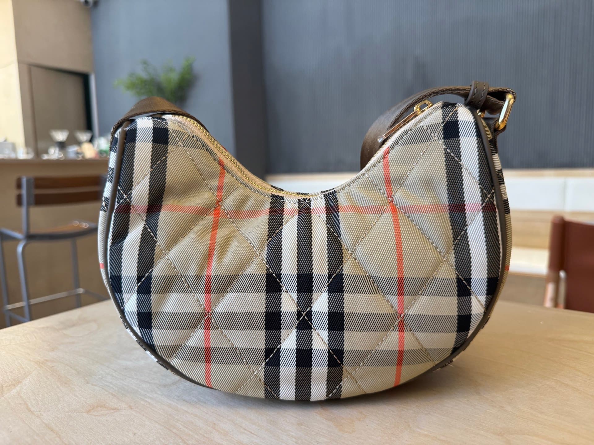 C46 [B’s top-tier original products] Slanted backpack, inspired by the elegance of English countryside. Made from quilted nylon blend fabric, it features fine-broken Bur pattern in the new season’s colors. It also includes leather trim and a rider’s seal  — image 4