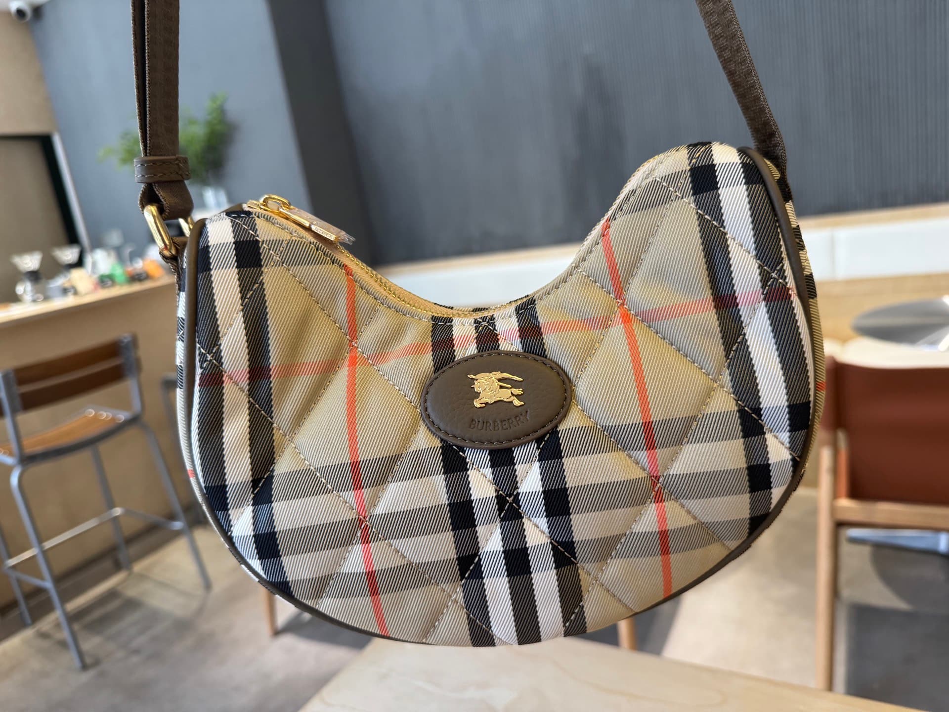 C46 [B’s top-tier original products] Slanted backpack, inspired by the elegance of English countryside. Made from quilted nylon blend fabric, it features fine-broken Bur pattern in the new season’s colors. It also includes leather trim and a rider’s seal  — image 3