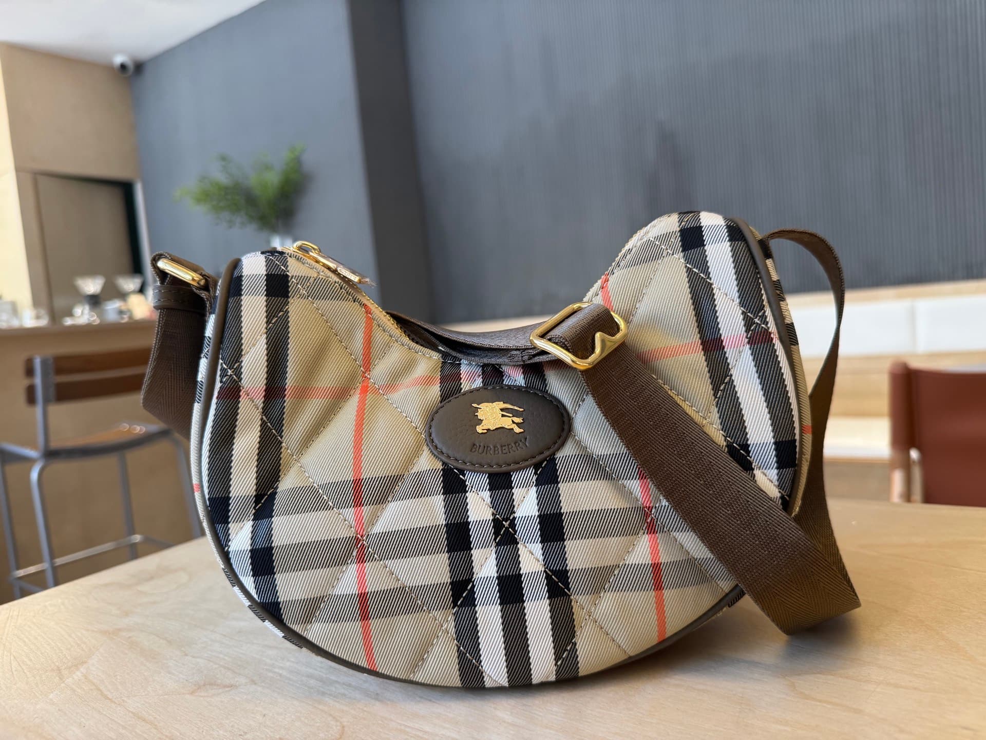 C46 [B’s top-tier original products] Slanted backpack, inspired by the elegance of English countryside. Made from quilted nylon blend fabric, it features fine-broken Bur pattern in the new season’s colors. It also includes leather trim and a rider’s seal  — image 2