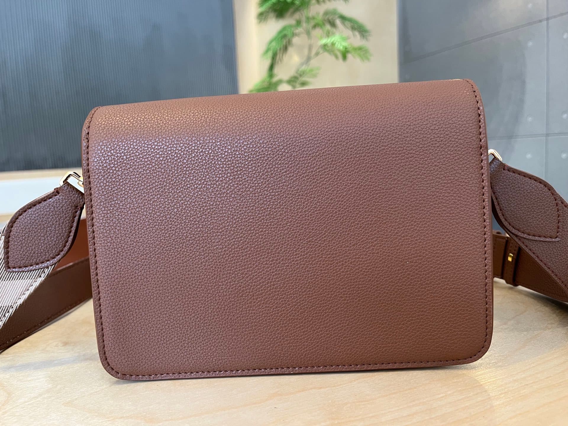 C66 B’s latest plaid crossbody bag with wide straps 💕 The strap length can be adjusted automatically; it can be worn on one shoulder or slung diagonally, allowing for flexible use as desired — image 3