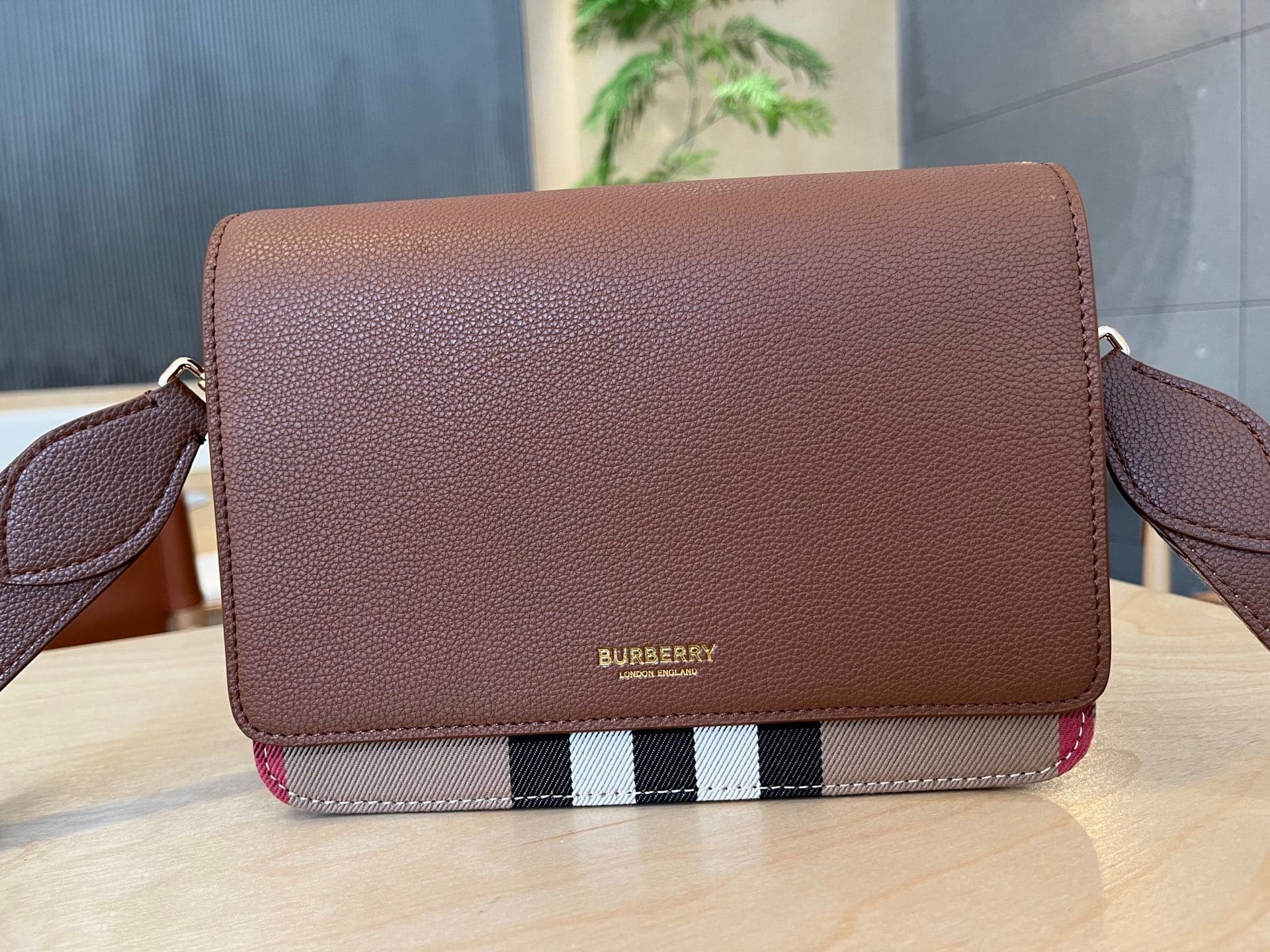 C66 B’s latest plaid crossbody bag with wide straps 💕 The strap length can be adjusted automatically; it can be worn on one shoulder or slung diagonally, allowing for flexible use as desired — image 2