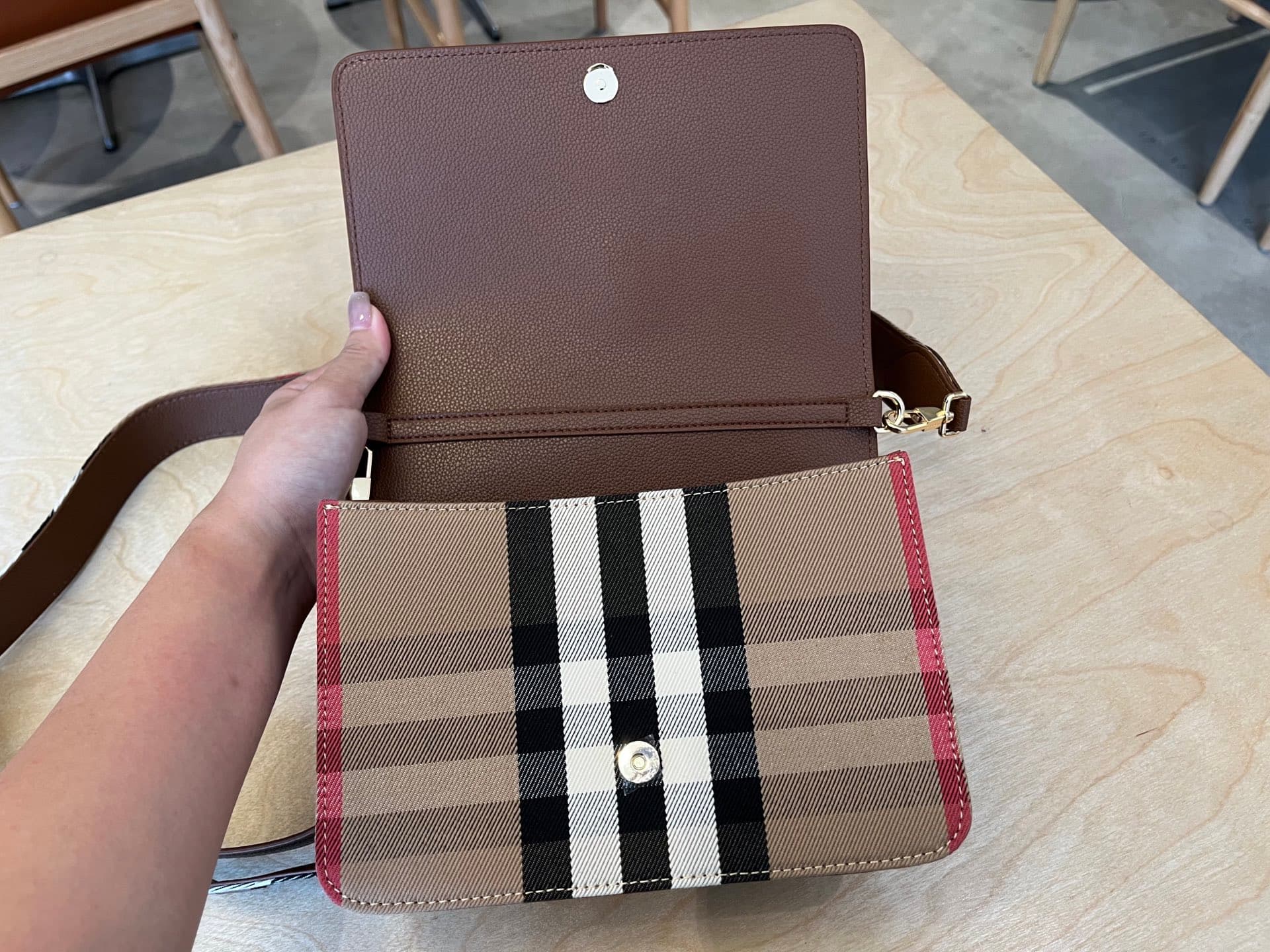 C66 B’s latest plaid crossbody bag with wide straps 💕 The strap length can be adjusted automatically; it can be worn on one shoulder or slung diagonally, allowing for flexible use as desired — image 7