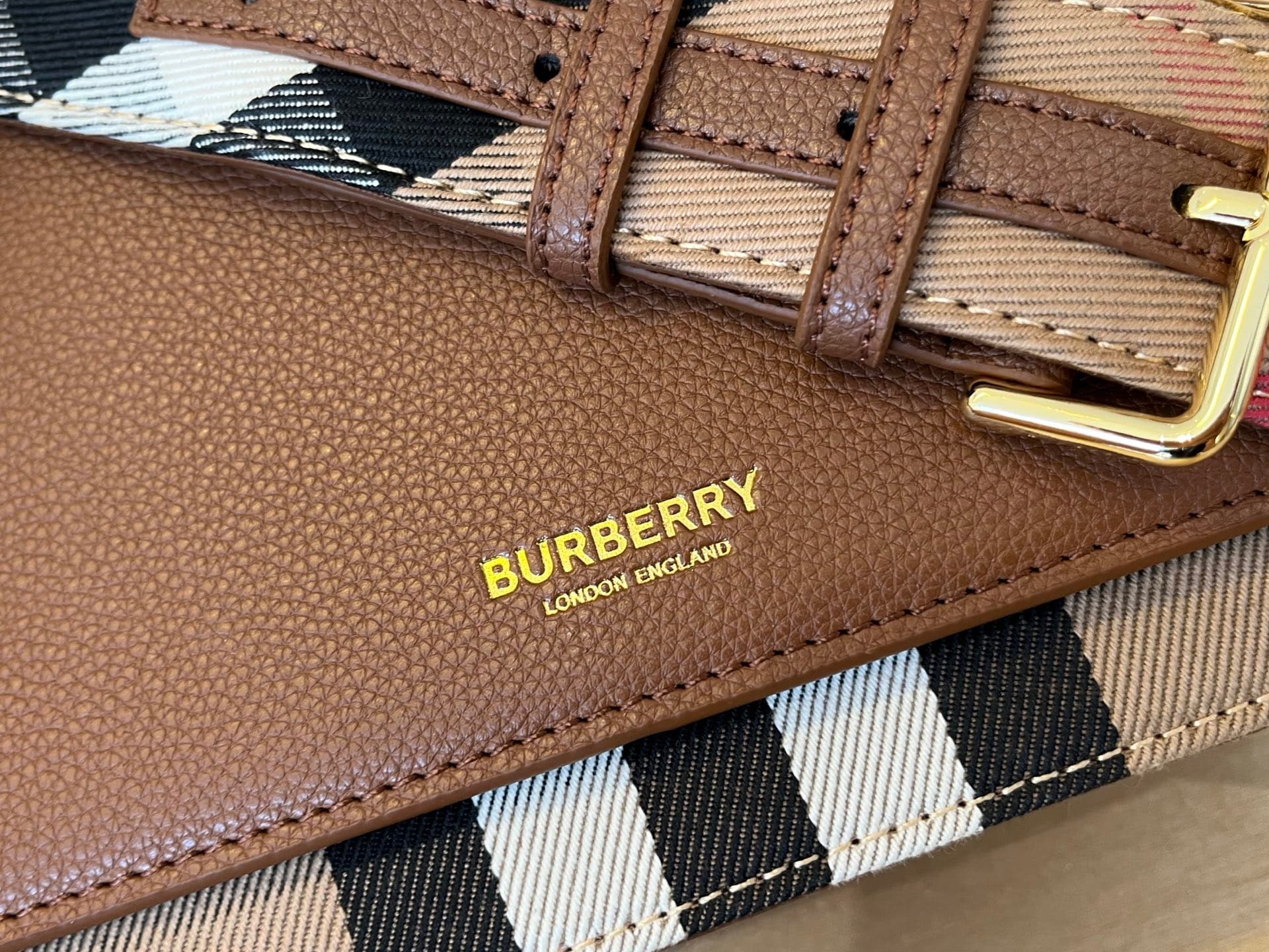 C66 B’s latest plaid crossbody bag with wide straps 💕 The strap length can be adjusted automatically; it can be worn on one shoulder or slung diagonally, allowing for flexible use as desired — image 4