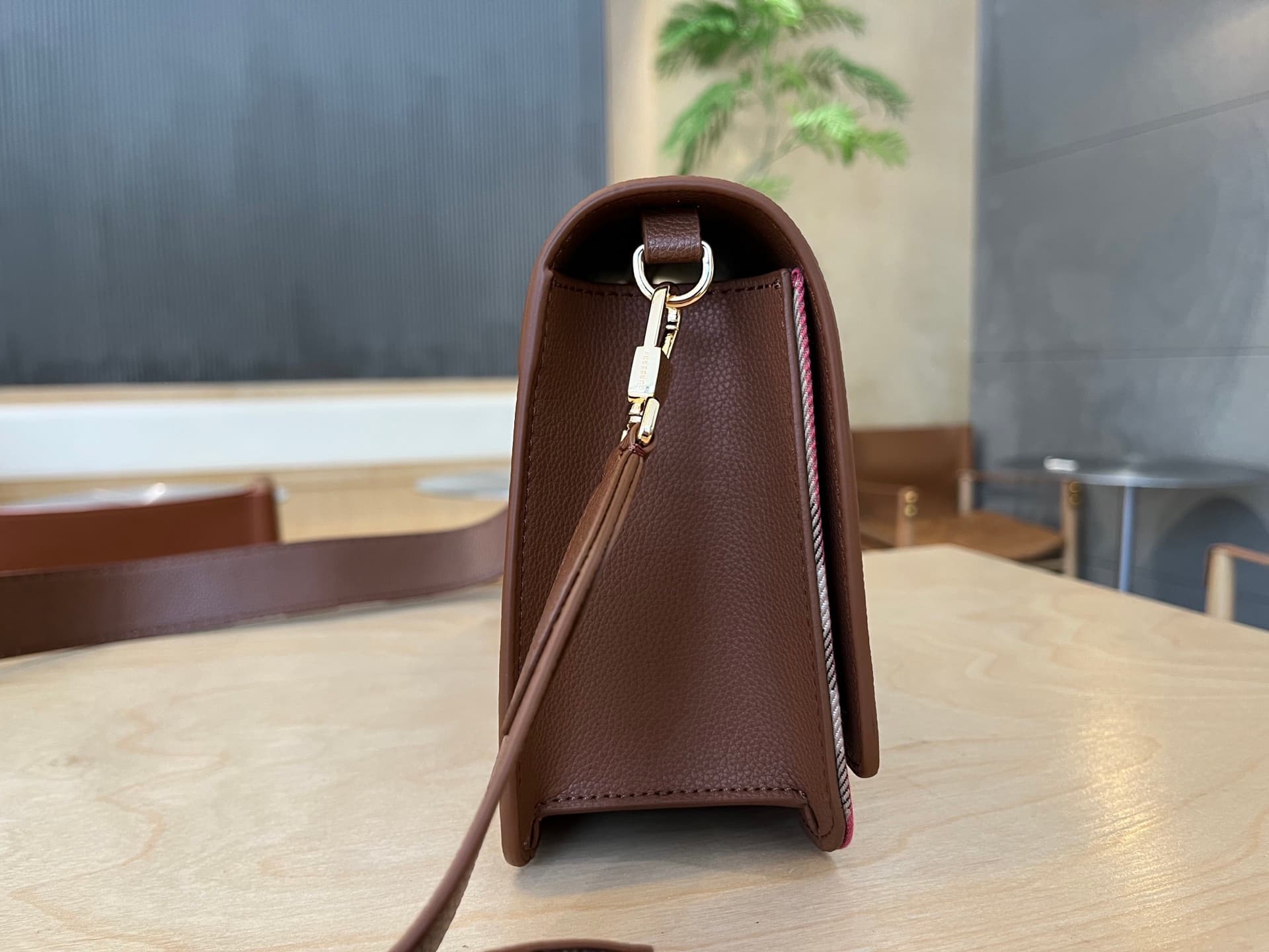 C66 B’s latest plaid crossbody bag with wide straps 💕 The strap length can be adjusted automatically; it can be worn on one shoulder or slung diagonally, allowing for flexible use as desired — image 5