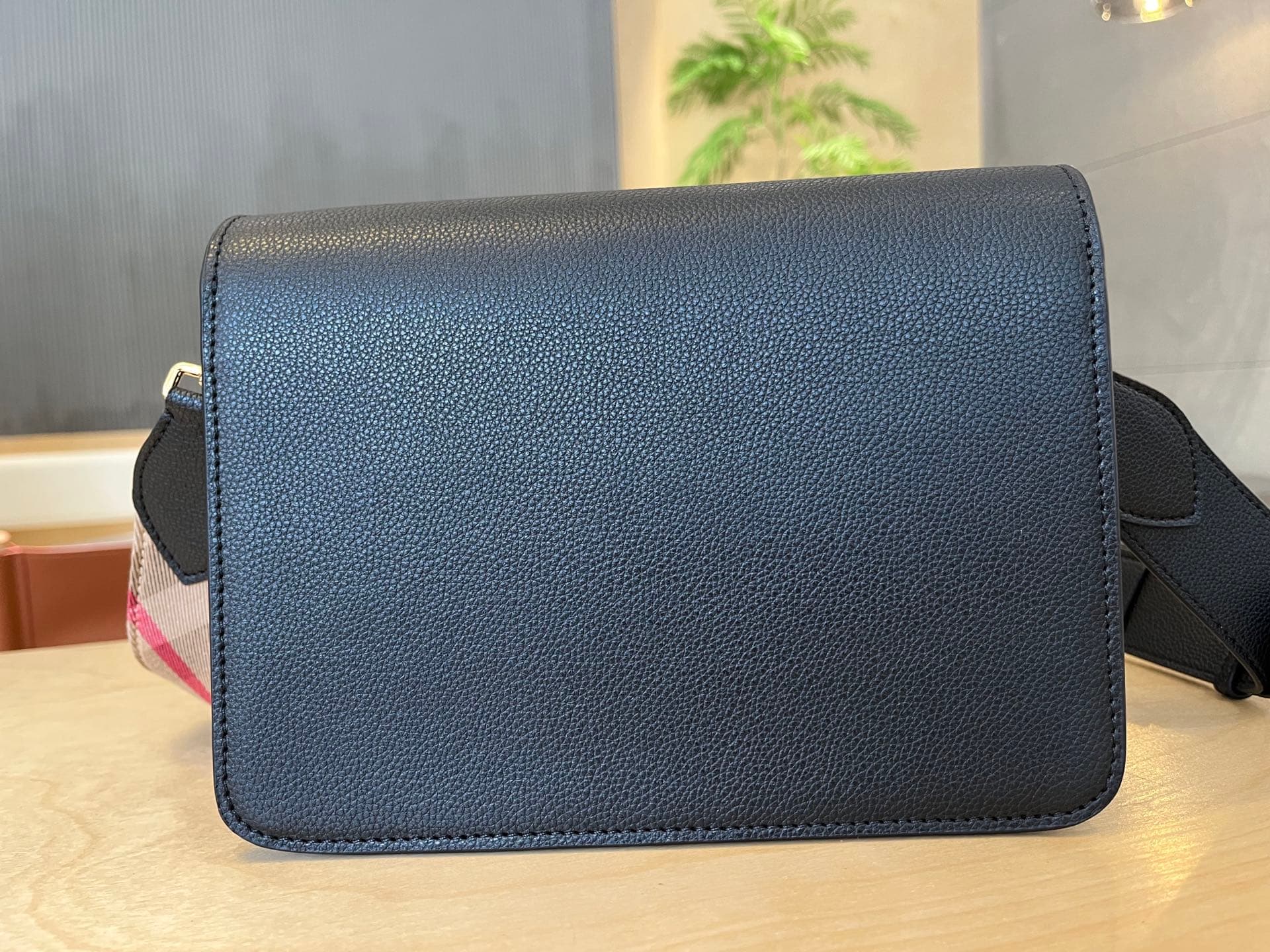 C67 B’s latest plaid crossbody bag with wide shoulder straps 💕 The length of the straps can be adjusted automatically; it can be worn on one shoulder or slung diagonally, allowing flexible use as desired — image 3