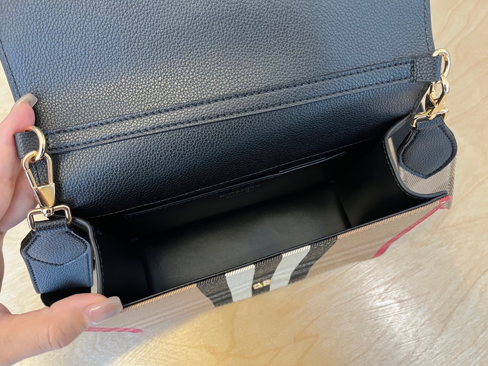 C67 B’s latest plaid crossbody bag with wide shoulder straps 💕 The length of the straps can be adjusted automatically; it can be worn on one shoulder or slung diagonally, allowing flexible use as desired — image 8