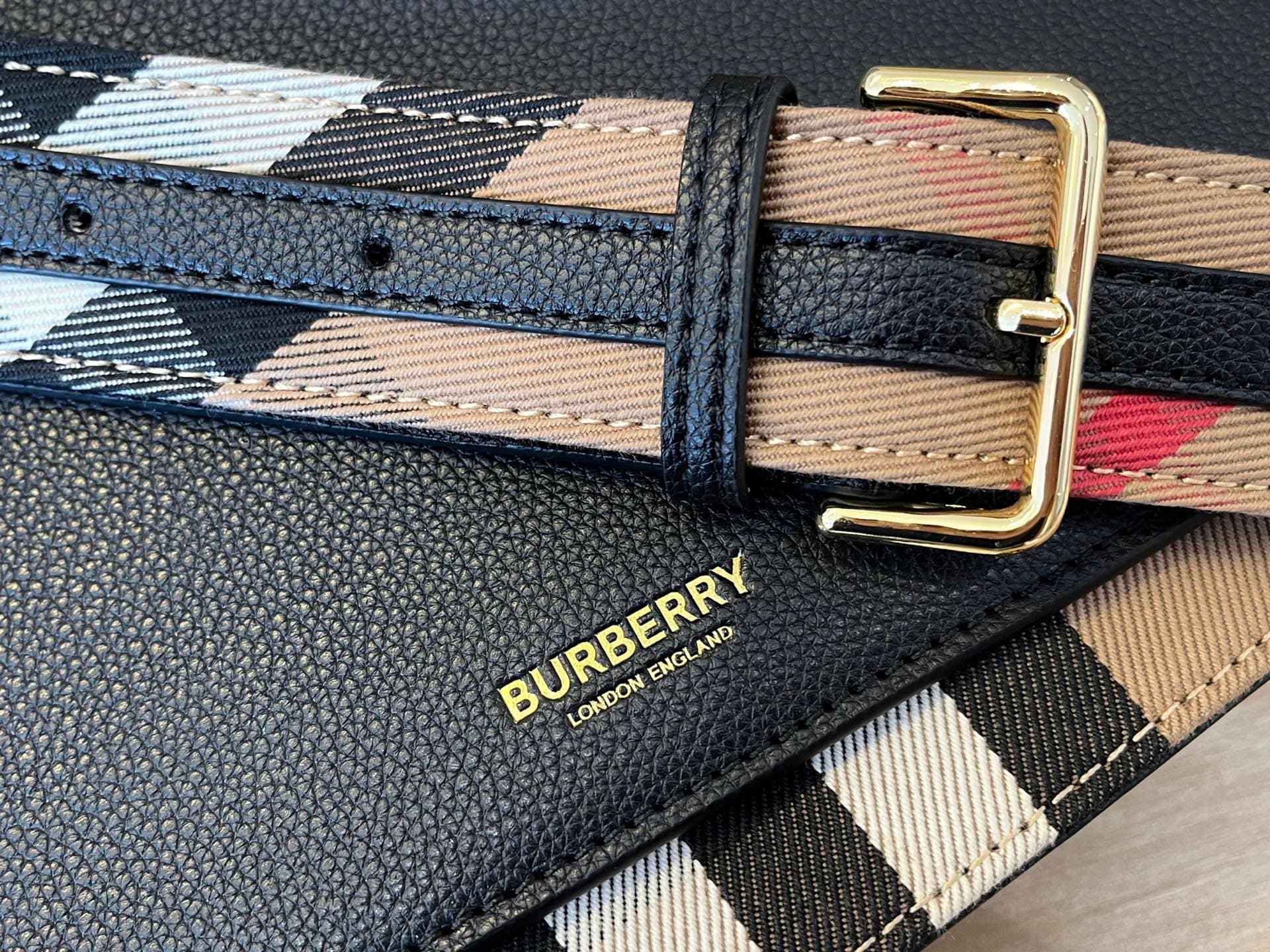 C67 B’s latest plaid crossbody bag with wide shoulder straps 💕 The length of the straps can be adjusted automatically; it can be worn on one shoulder or slung diagonally, allowing flexible use as desired — image 6