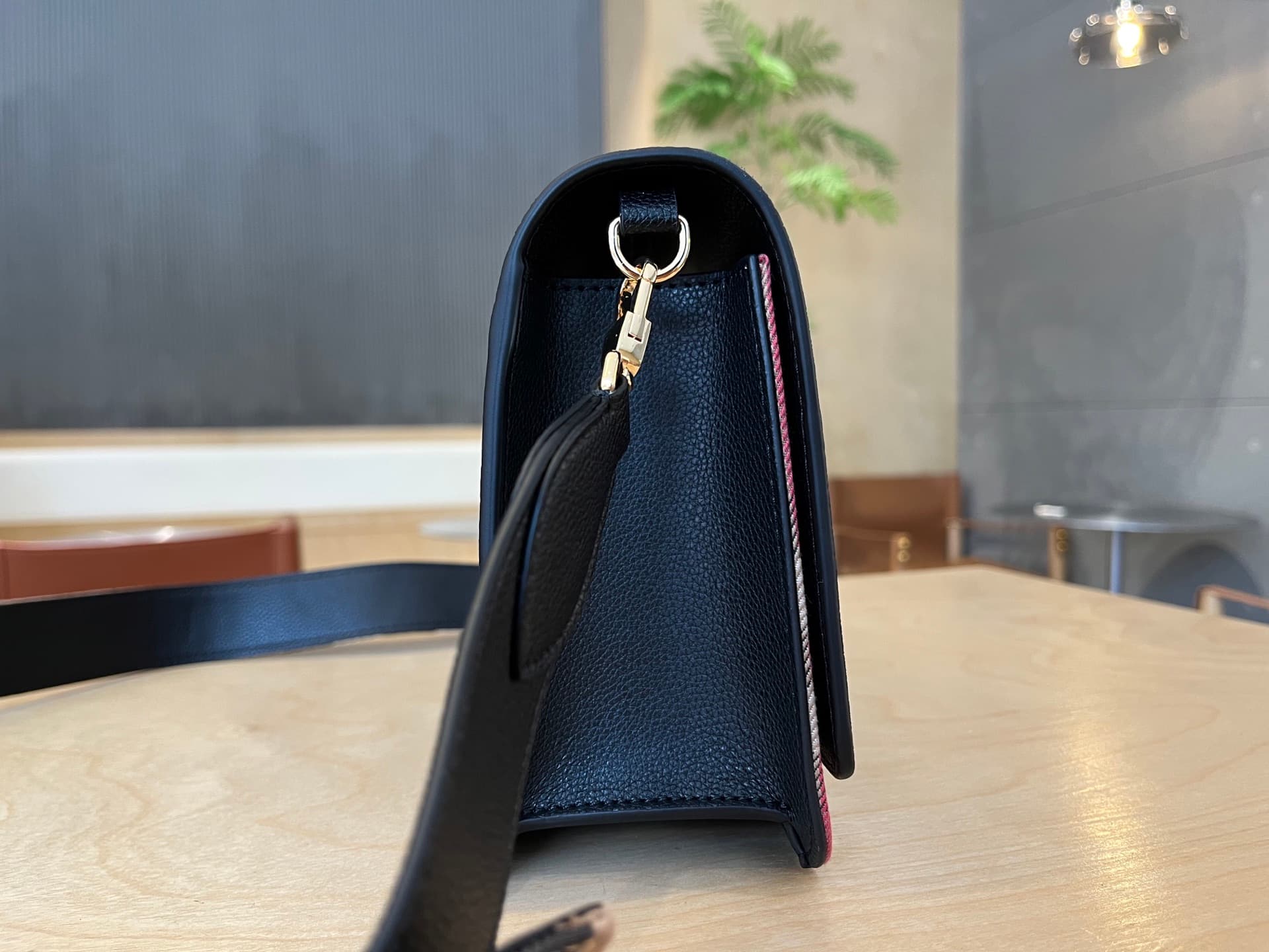 C67 B’s latest plaid crossbody bag with wide shoulder straps 💕 The length of the straps can be adjusted automatically; it can be worn on one shoulder or slung diagonally, allowing flexible use as desired — image 4