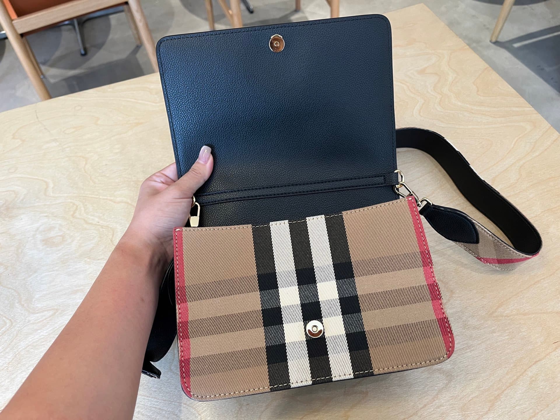 C67 B’s latest plaid crossbody bag with wide shoulder straps 💕 The length of the straps can be adjusted automatically; it can be worn on one shoulder or slung diagonally, allowing flexible use as desired — image 7