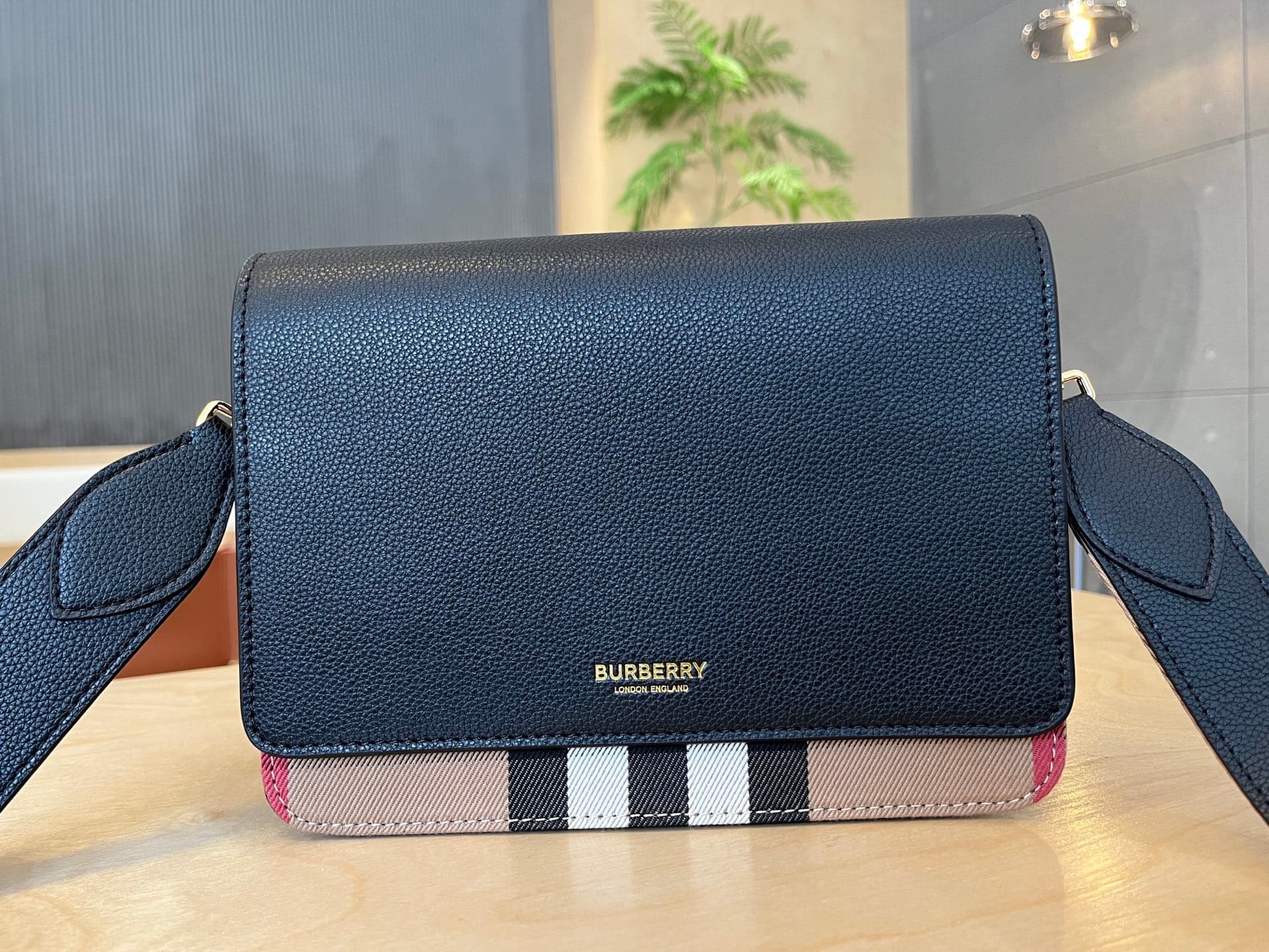C67 B’s latest plaid crossbody bag with wide shoulder straps 💕 The length of the straps can be adjusted automatically; it can be worn on one shoulder or slung diagonally, allowing flexible use as desired — image 2