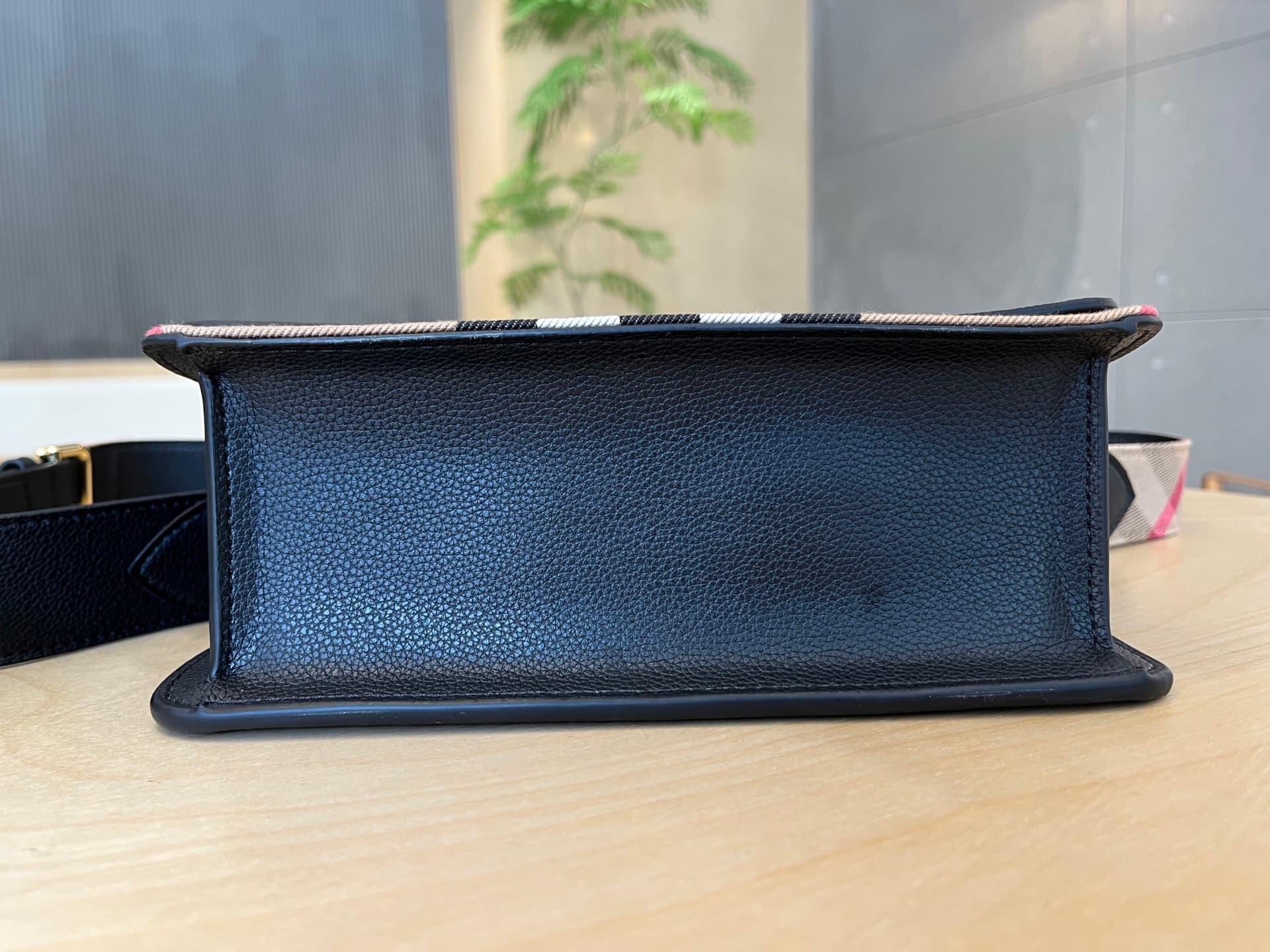 C67 B’s latest plaid crossbody bag with wide shoulder straps 💕 The length of the straps can be adjusted automatically; it can be worn on one shoulder or slung diagonally, allowing flexible use as desired — image 5