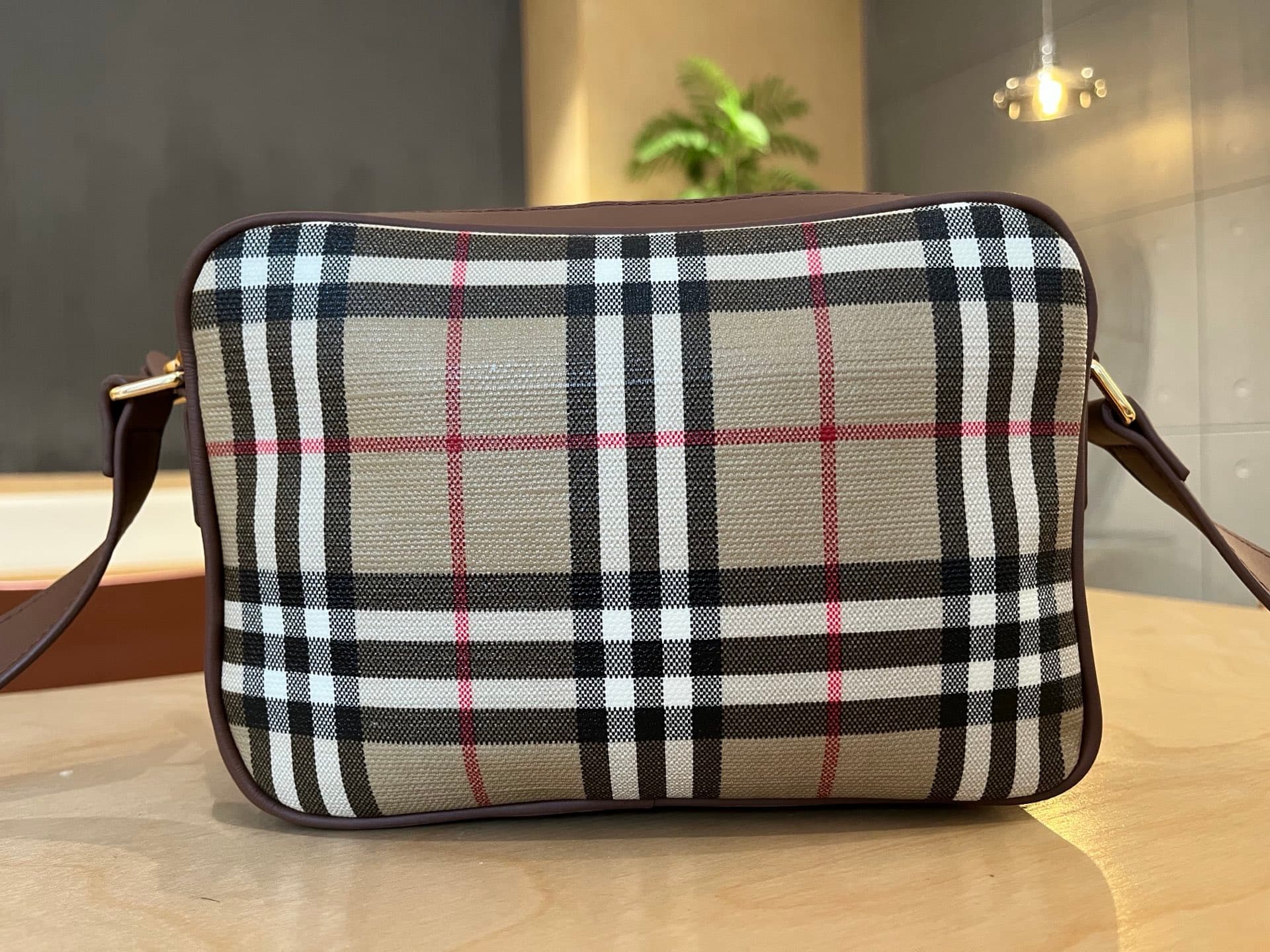 C8233 .B Pocket Trench bag, made from cotton canvas material. Features fine-broken Bur pattern and calfskin trim. Elegant design with solid-colored lining. Decorated with a knight’s seal, inspired by the exclusive pattern of the 1980 brand’s bags. Suitabl — image 2
