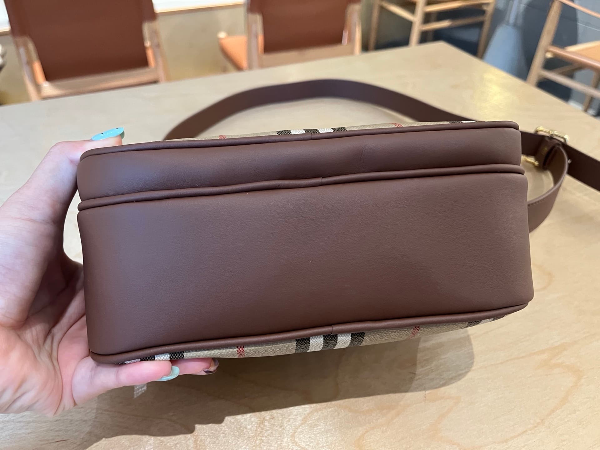 C8233 .B Pocket Trench bag, made from cotton canvas material. Features fine-broken Bur pattern and calfskin trim. Elegant design with solid-colored lining. Decorated with a knight’s seal, inspired by the exclusive pattern of the 1980 brand’s bags. Suitabl — image 4