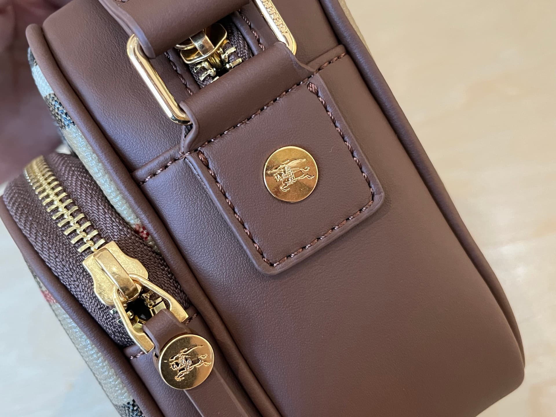 C8233 .B Pocket Trench bag, made from cotton canvas material. Features fine-broken Bur pattern and calfskin trim. Elegant design with solid-colored lining. Decorated with a knight’s seal, inspired by the exclusive pattern of the 1980 brand’s bags. Suitabl — image 5