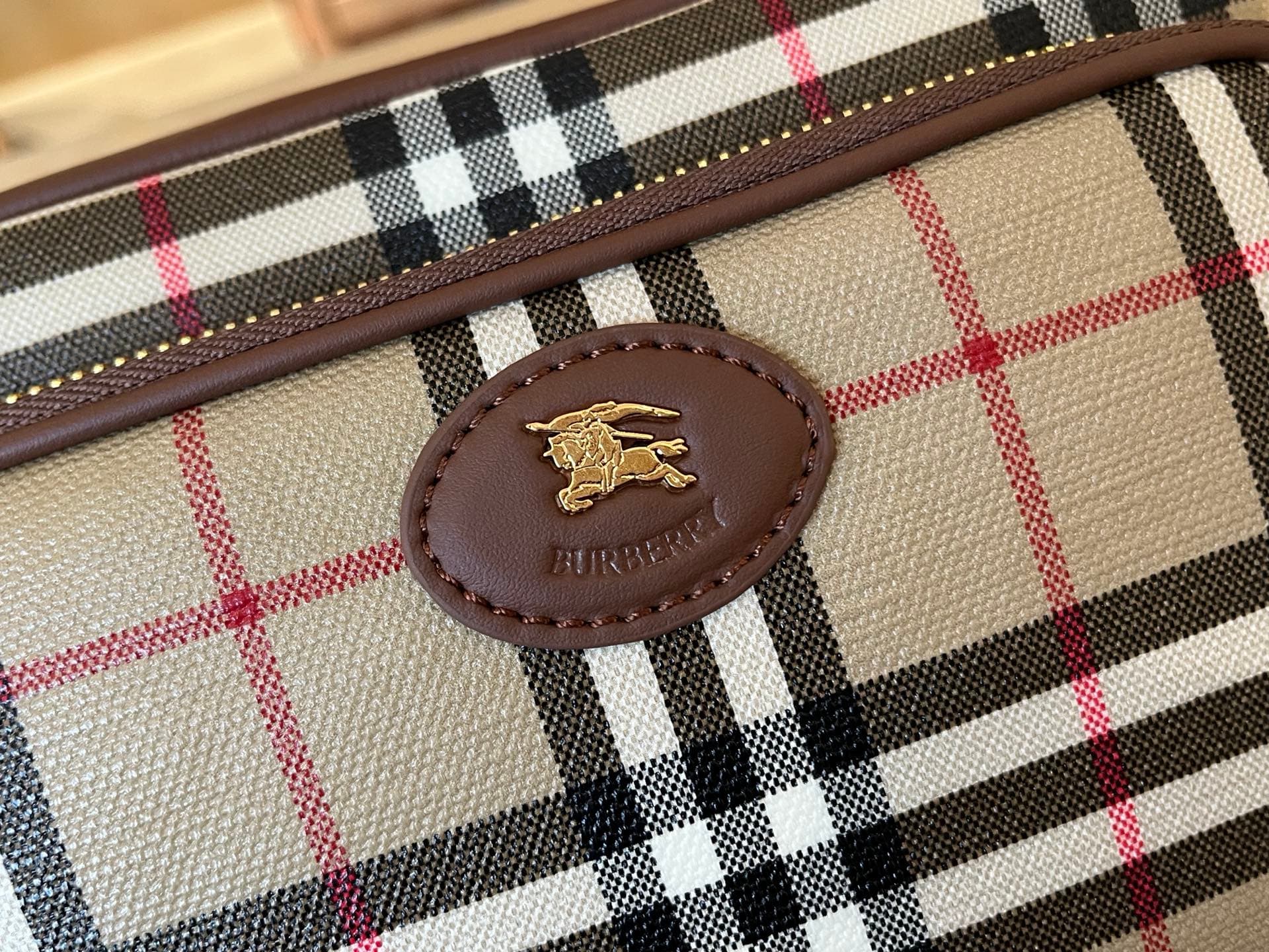 C8233 .B Pocket Trench bag, made from cotton canvas material. Features fine-broken Bur pattern and calfskin trim. Elegant design with solid-colored lining. Decorated with a knight’s seal, inspired by the exclusive pattern of the 1980 brand’s bags. Suitabl — image 6