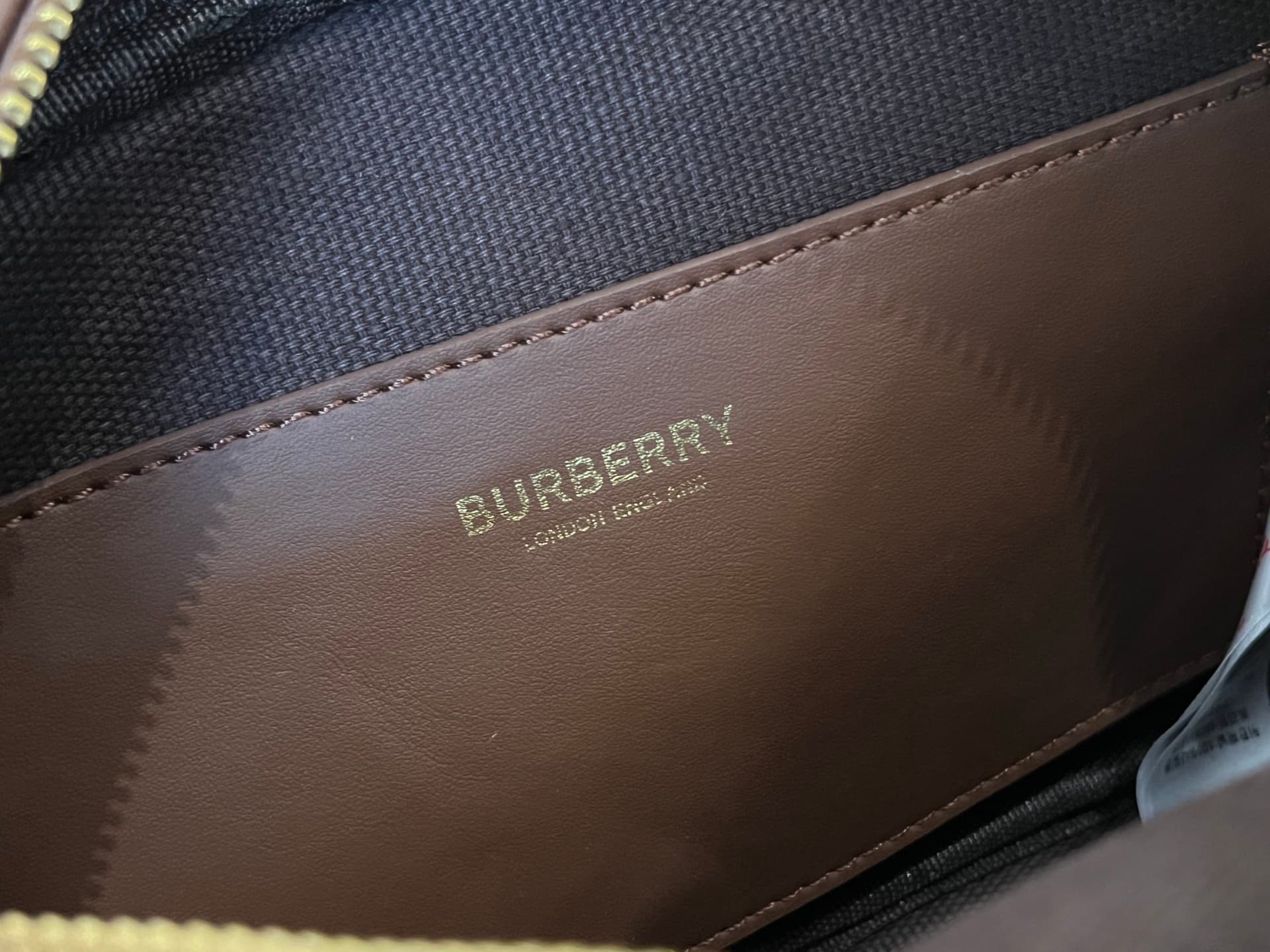 C8233 .B Pocket Trench bag, made from cotton canvas material. Features fine-broken Bur pattern and calfskin trim. Elegant design with solid-colored lining. Decorated with a knight’s seal, inspired by the exclusive pattern of the 1980 brand’s bags. Suitabl — image 8