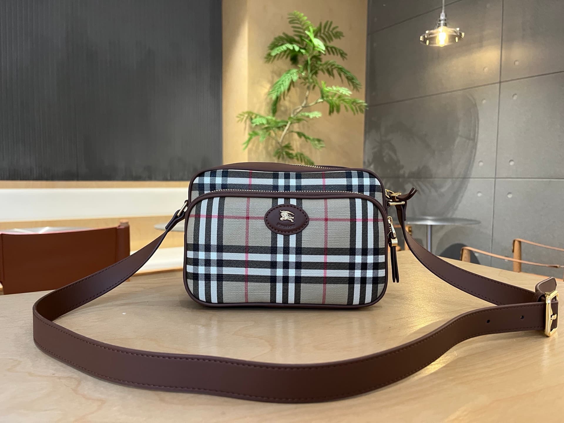 C8233 .B Pocket Trench bag, made from cotton canvas material. Features fine-broken Bur pattern and calfskin trim. Elegant design with solid-colored lining. Decorated with a knight’s seal, inspired by the exclusive pattern of the 1980 brand’s bags. Suitabl — image 1