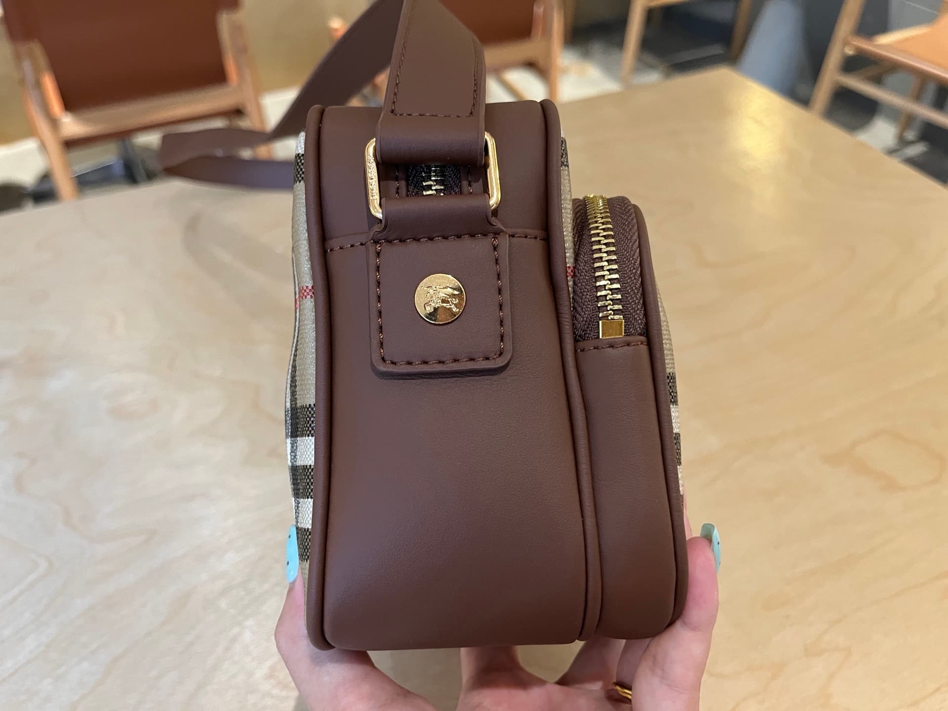 C8233 .B Pocket Trench bag, made from cotton canvas material. Features fine-broken Bur pattern and calfskin trim. Elegant design with solid-colored lining. Decorated with a knight’s seal, inspired by the exclusive pattern of the 1980 brand’s bags. Suitabl — image 3