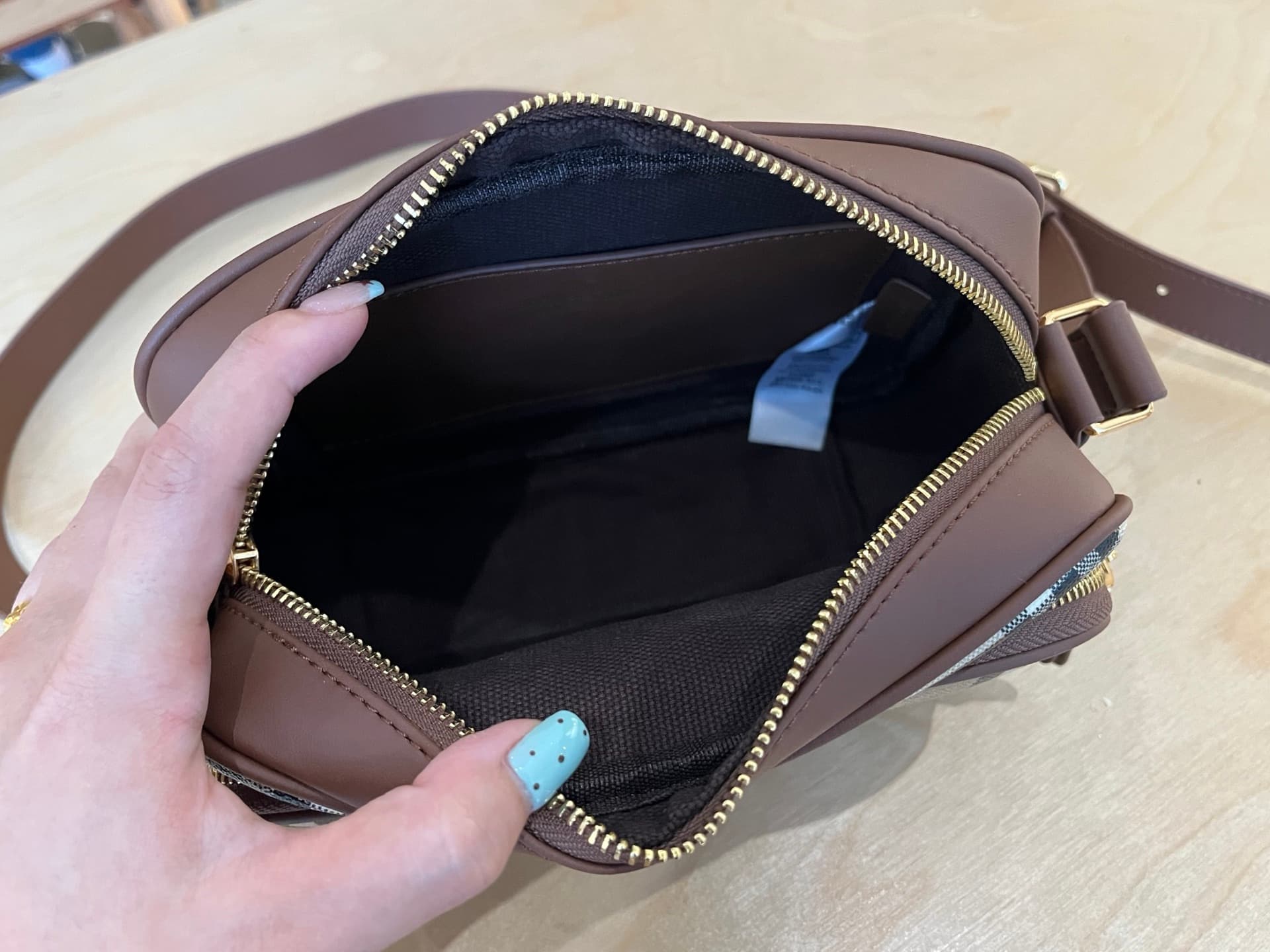 C8233 .B Pocket Trench bag, made from cotton canvas material. Features fine-broken Bur pattern and calfskin trim. Elegant design with solid-colored lining. Decorated with a knight’s seal, inspired by the exclusive pattern of the 1980 brand’s bags. Suitabl — image 7