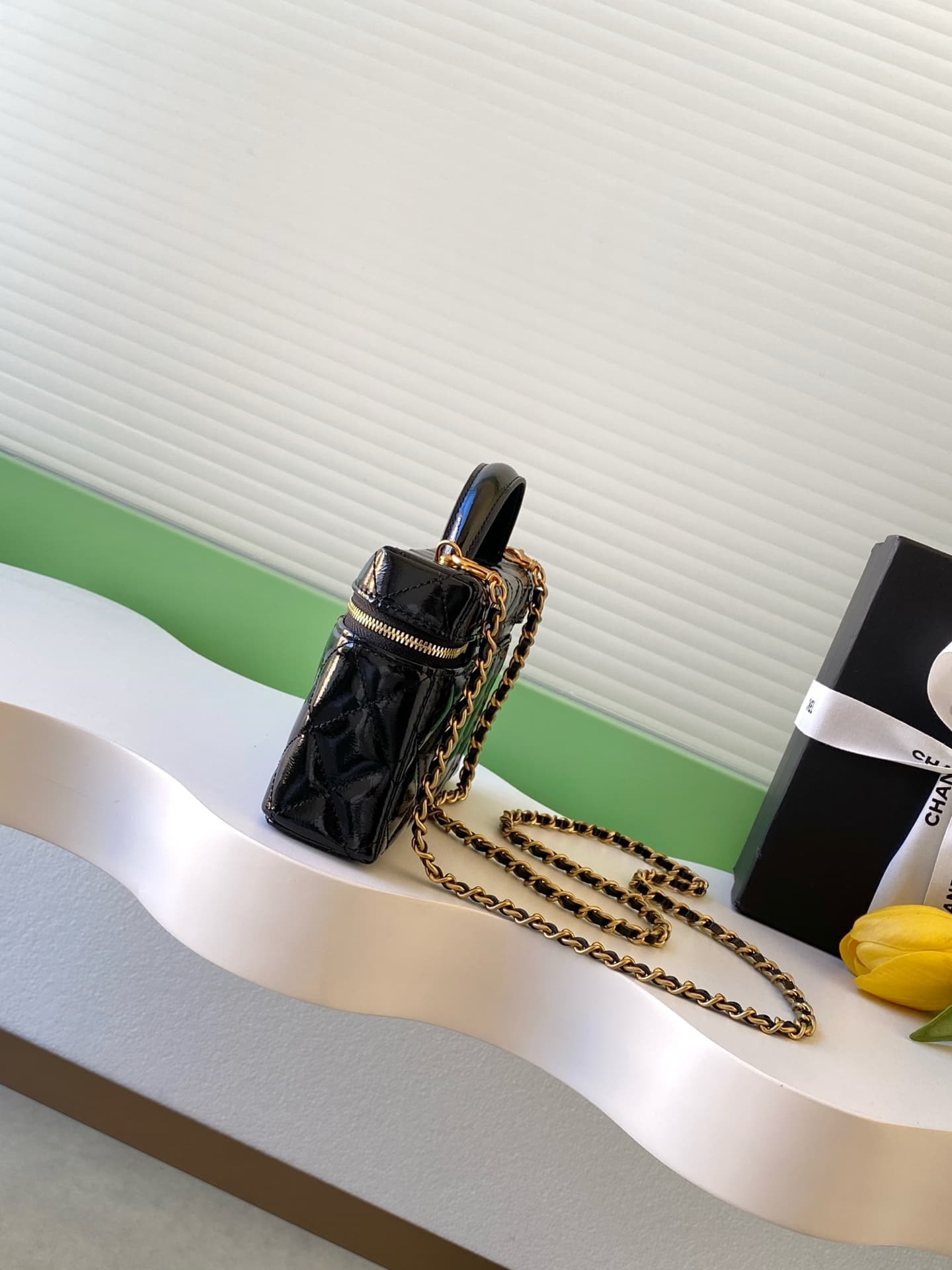 C758 26C black gold vintage/retro lunch bag, made of oil-waxed goat leather with a high gloss finish. It is durable and resistant to scratches. Classic diamond pattern + vintage gold hardware, with double C logos adorned with pearls and diamonds—extremely — image 2